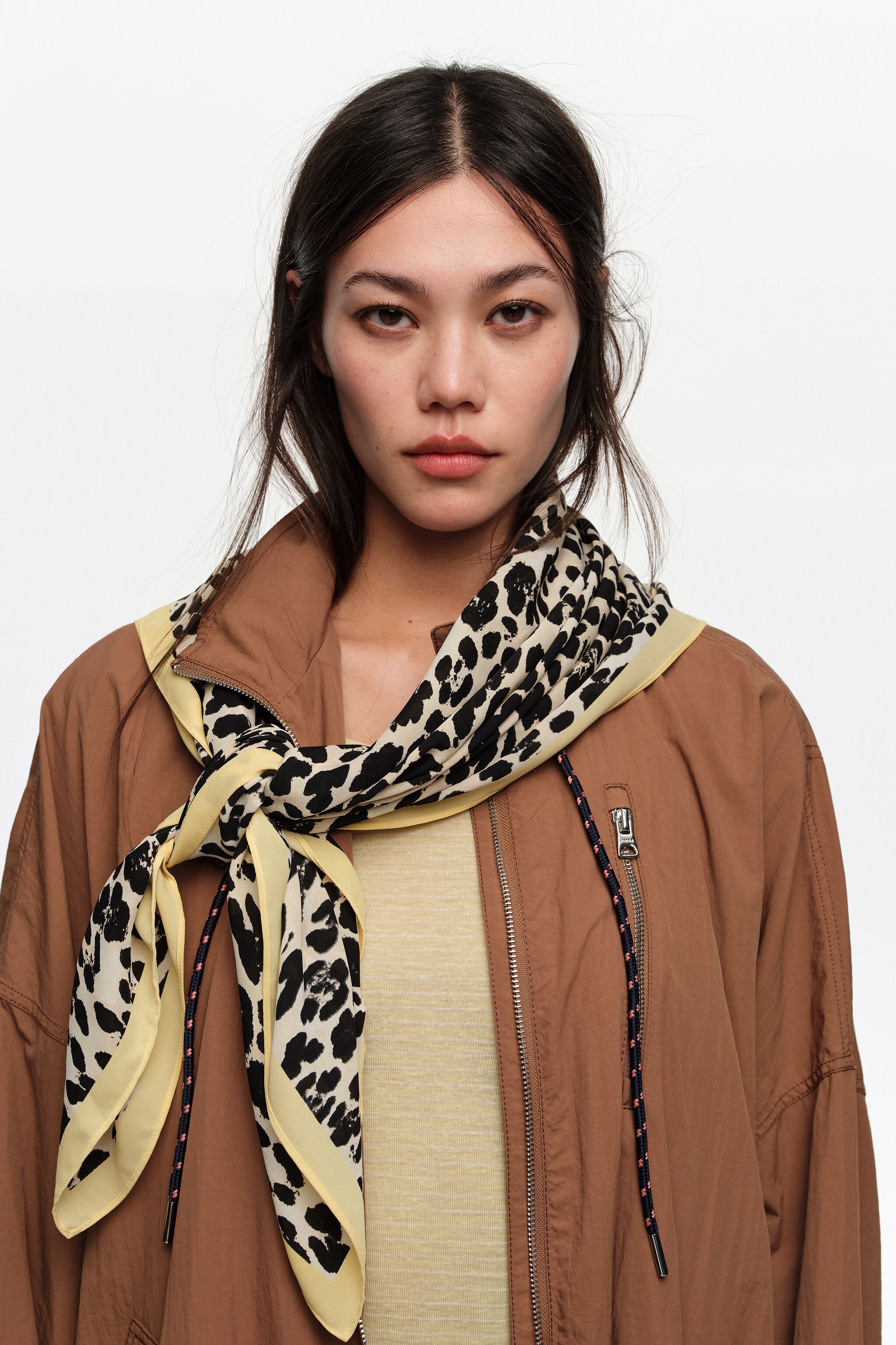 Pashmina con estampado de leopardo y borde contrastante