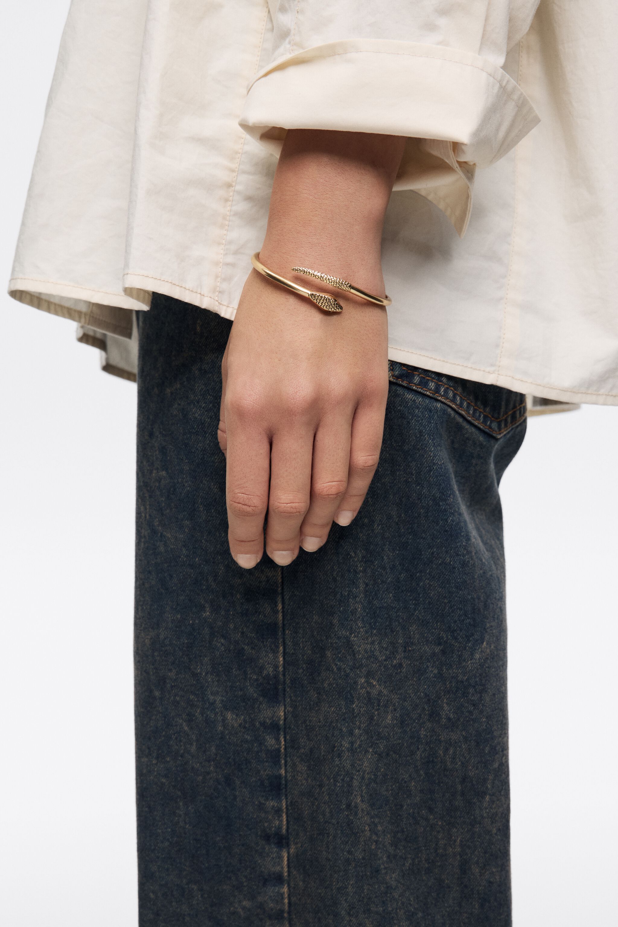 Pulsera de serpiente rígida con textura dorada envejecida