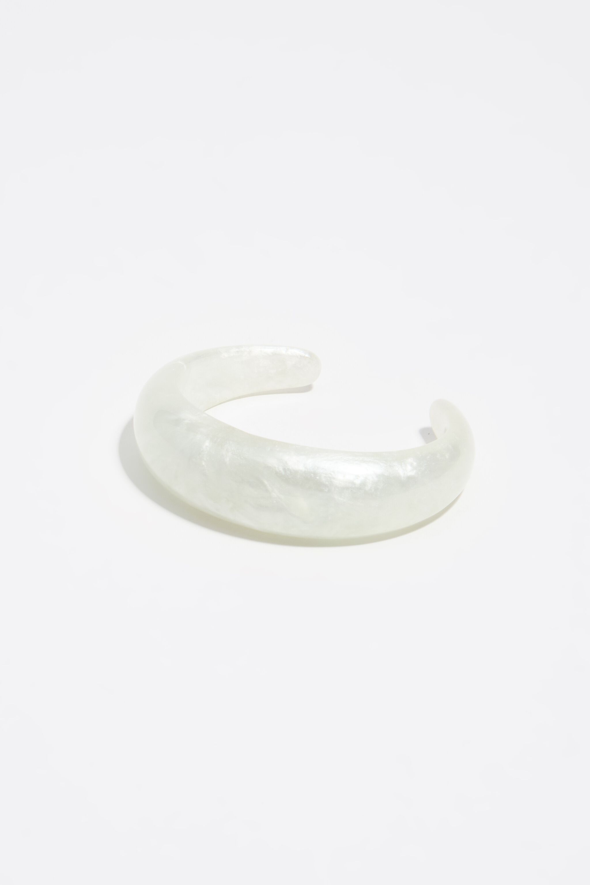 Pulsera de resina con efecto madreperla
