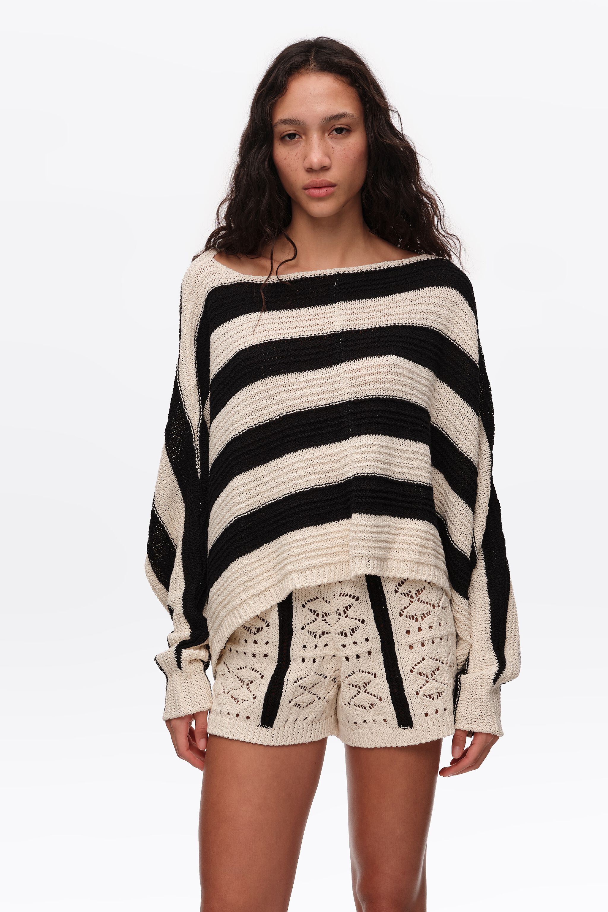 Sweater corto oversize con rayas negras