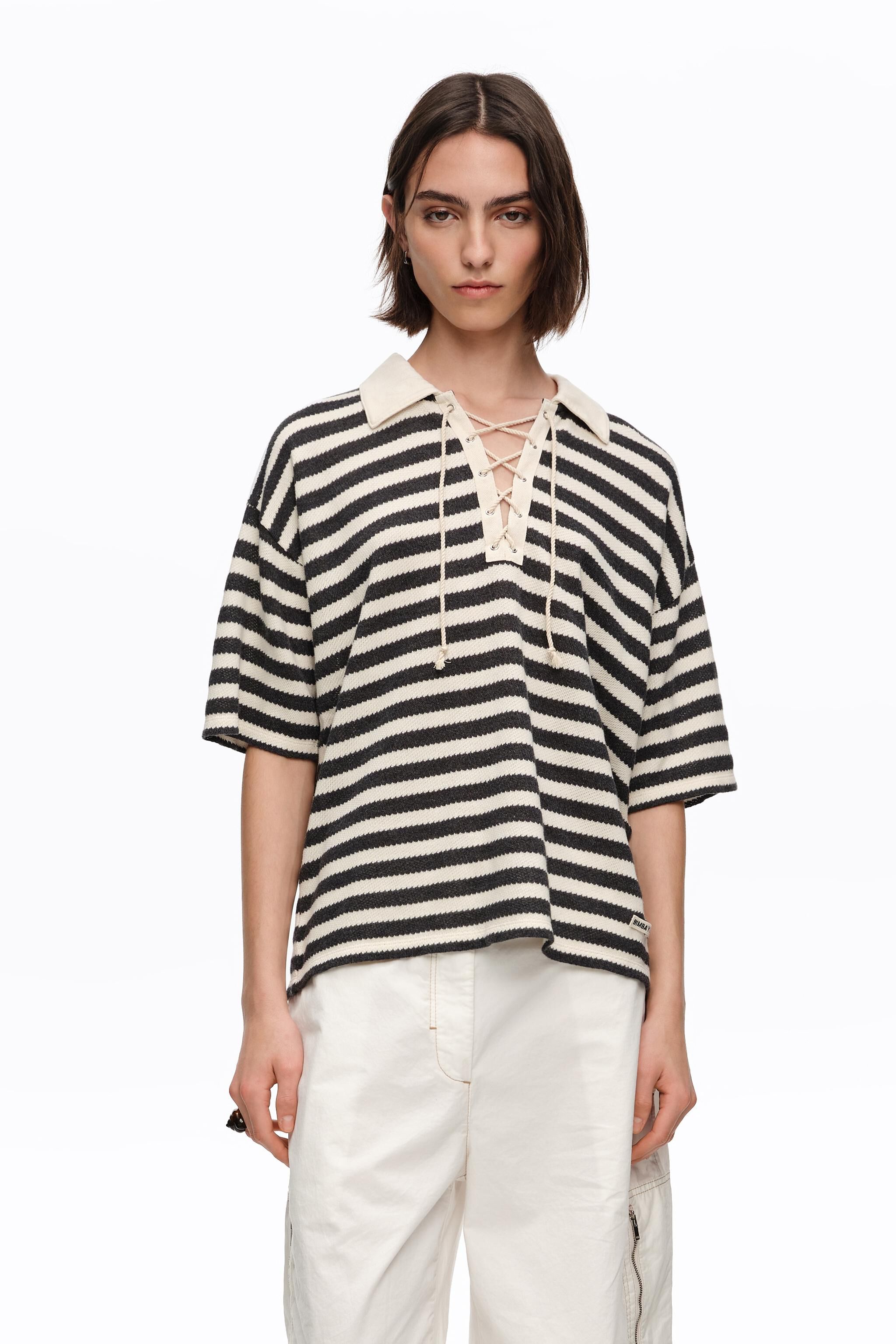 Camiseta negra con rayas y cuello de polo ajustable