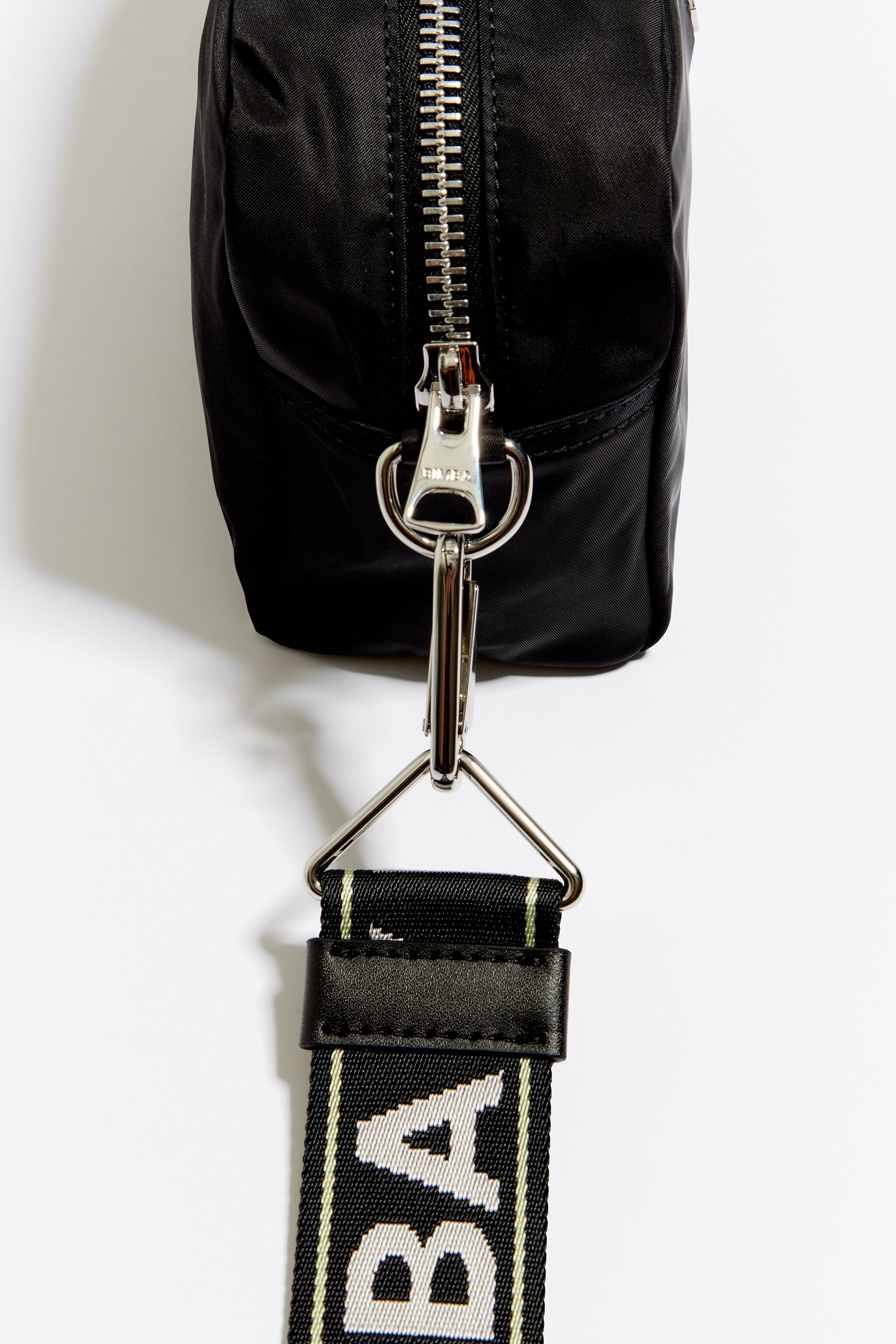 Bolso cruzado pequeño de nailon negro