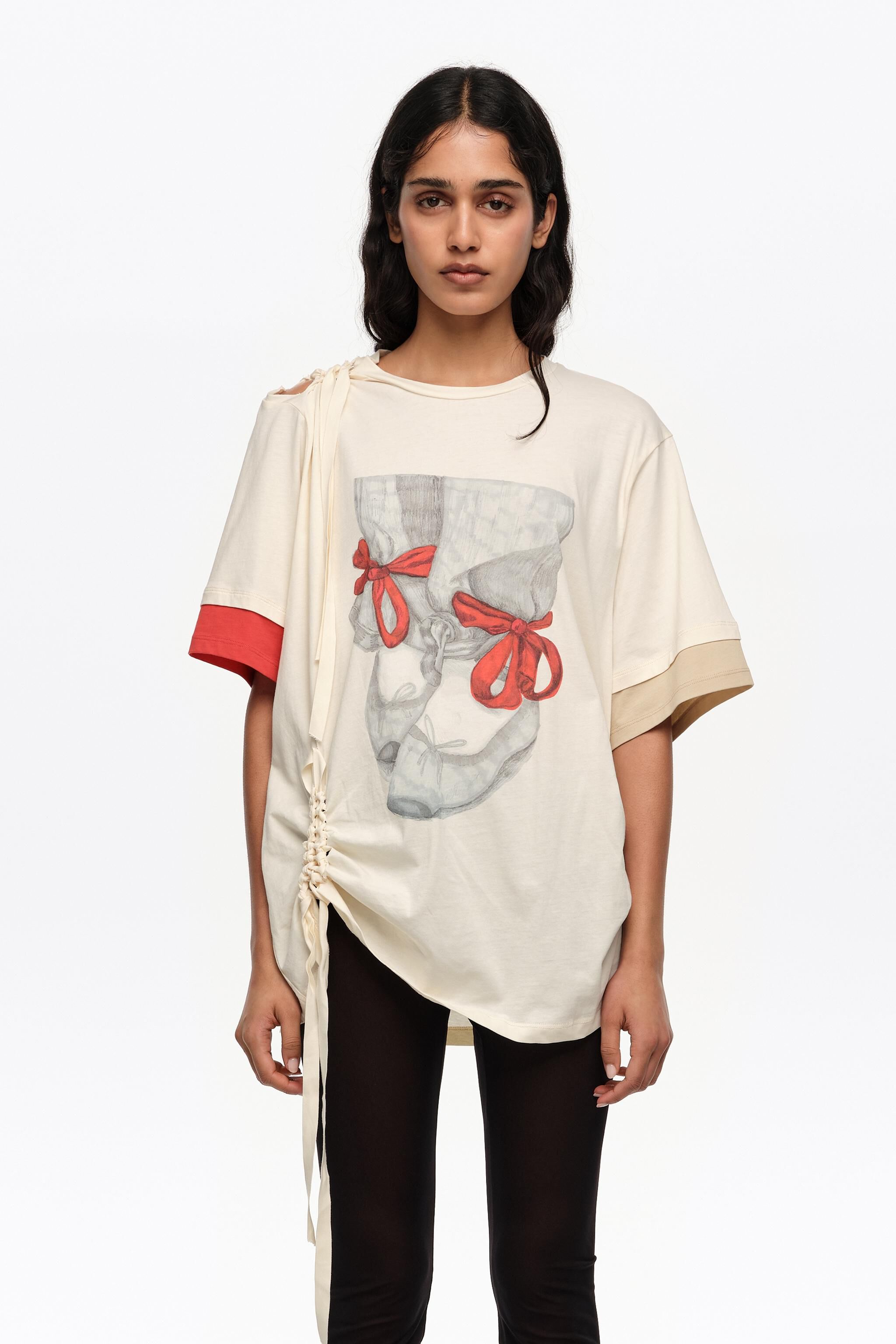Camiseta con volantes con logo de bailarinas de vainilla