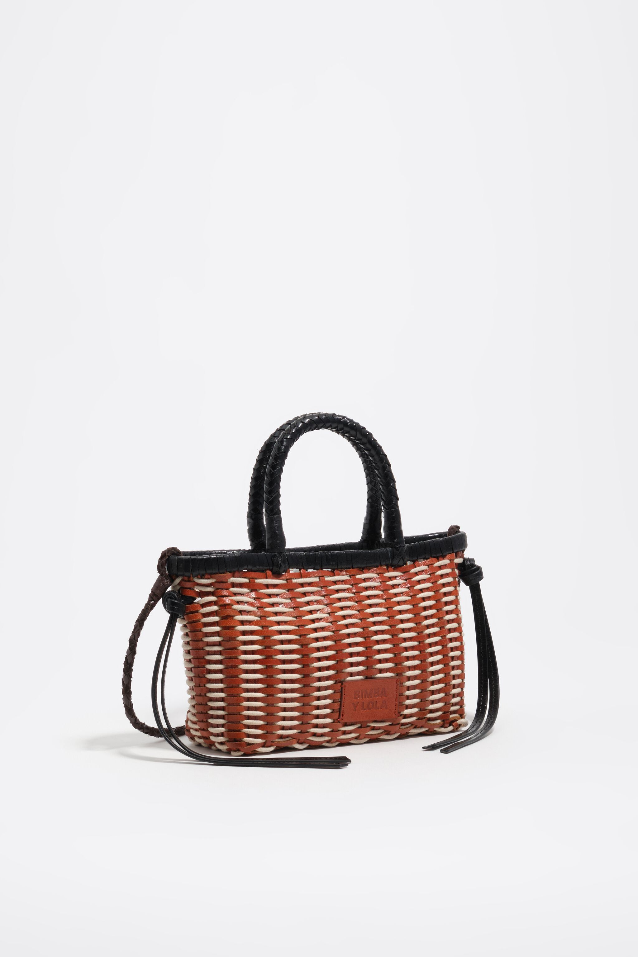 Mini bolso trenzado de cuero tostado