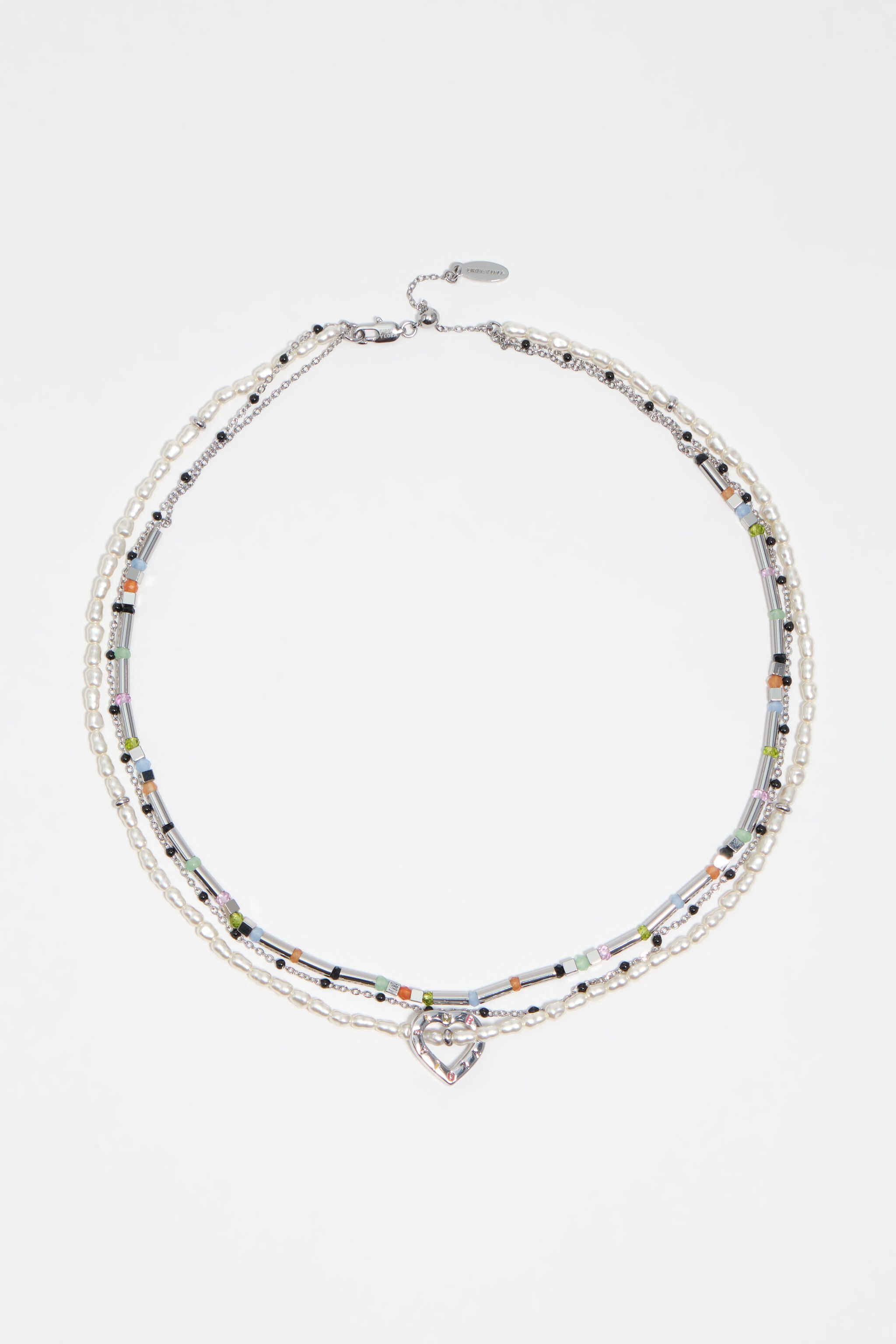 Collar de cadena triple de plata con corazón de perlas y logotipo