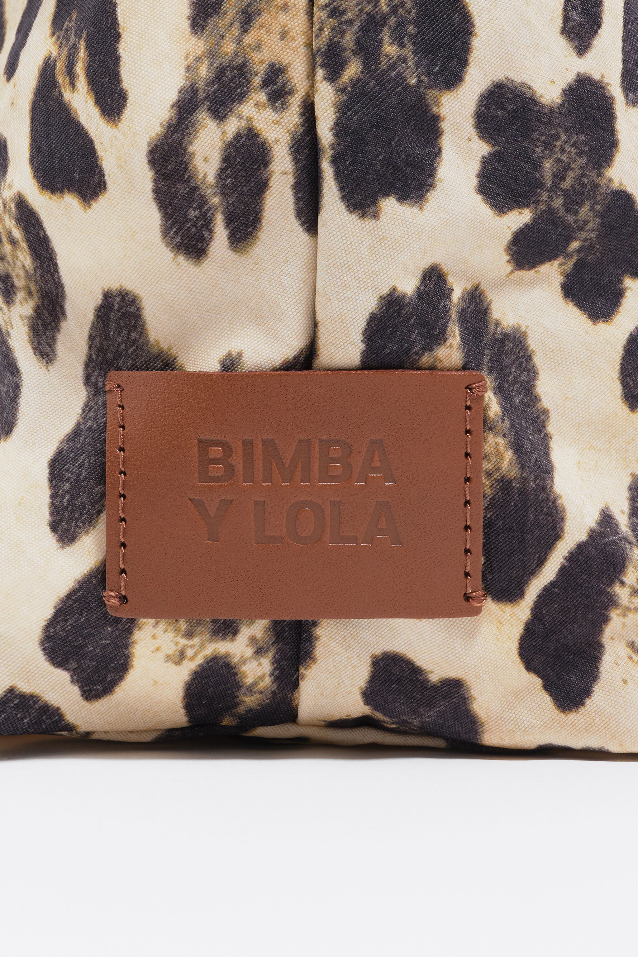 Bolso mini de nylon con estampado de leopardo beige