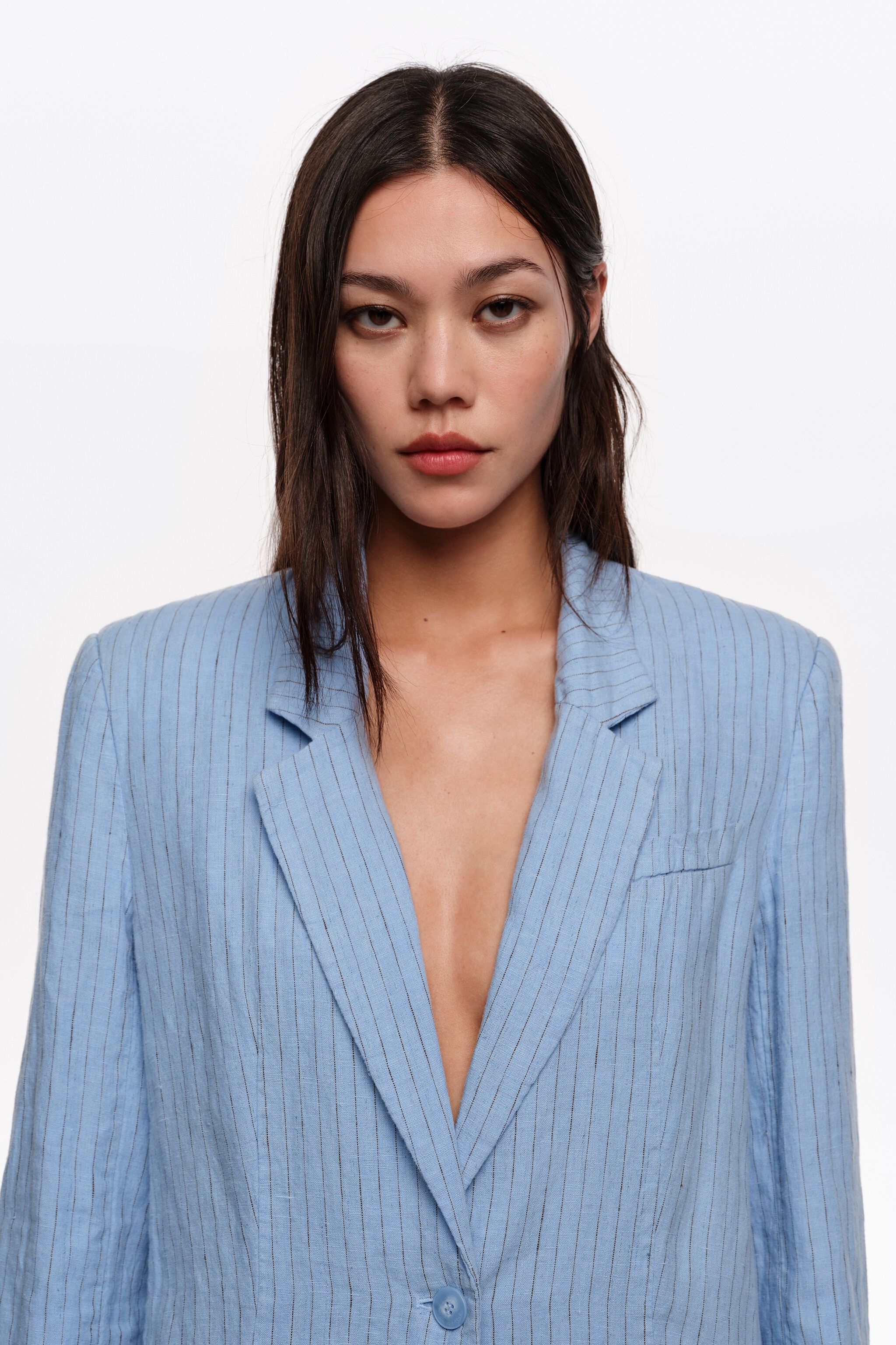 Chaqueta de lino entallada con rayas azul claro