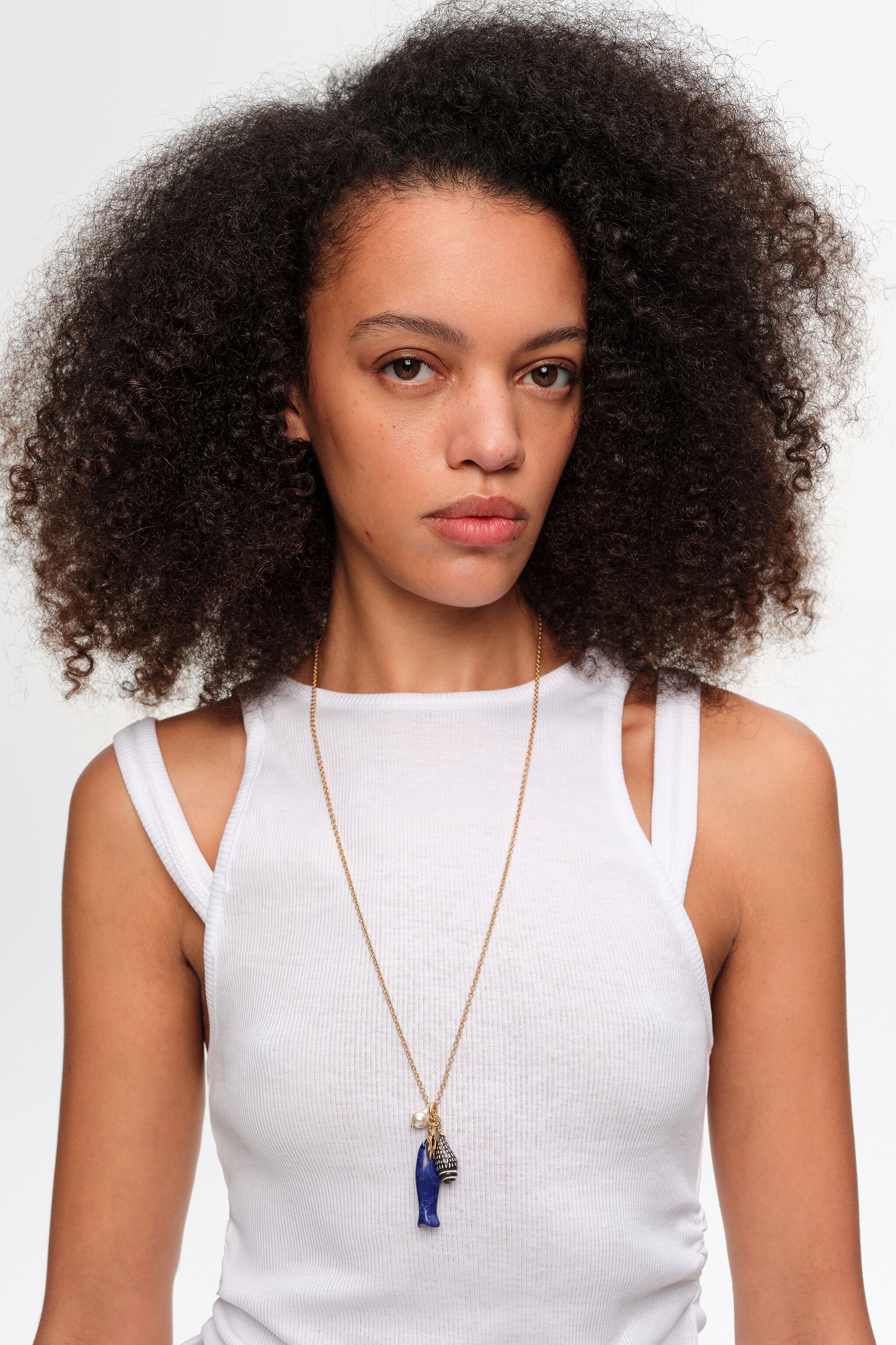 Collar de oro envejecido con pez y conchas marinas