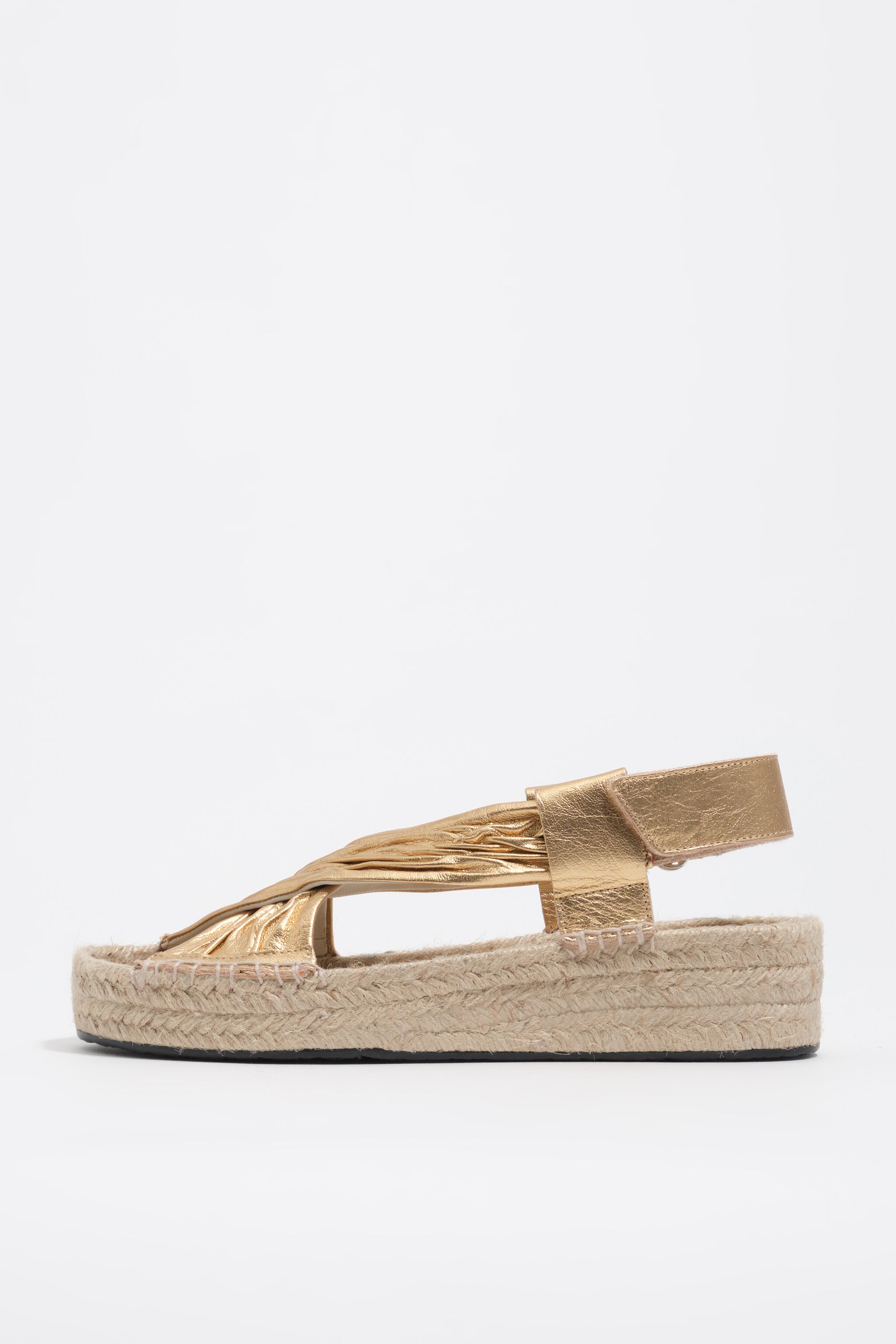 Sandal de cuero dorado con cuña de yute