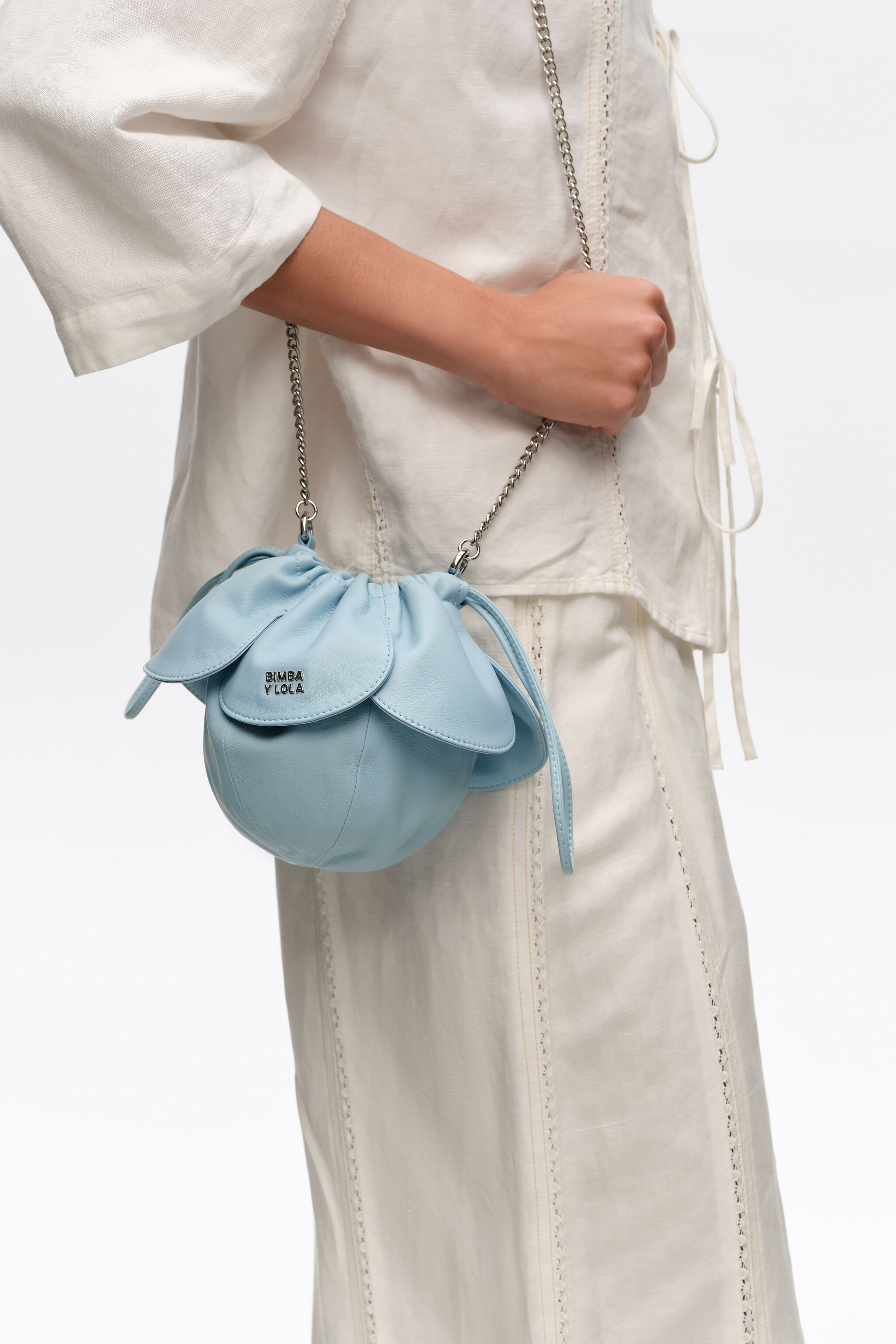 Bolso Pétalo de cuero azul cielo