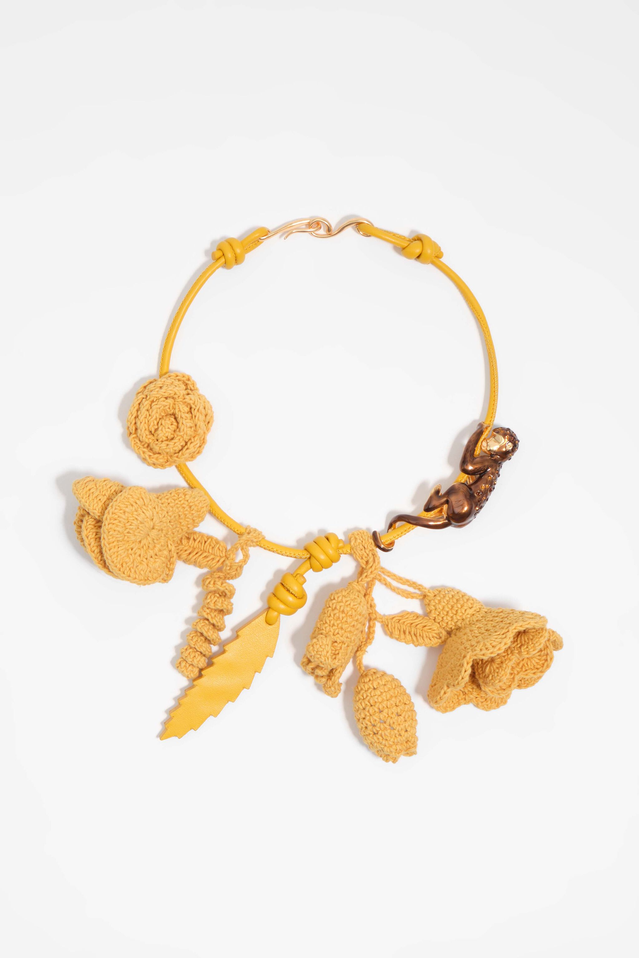 Collar de mono mostaza y flores de ganchillo