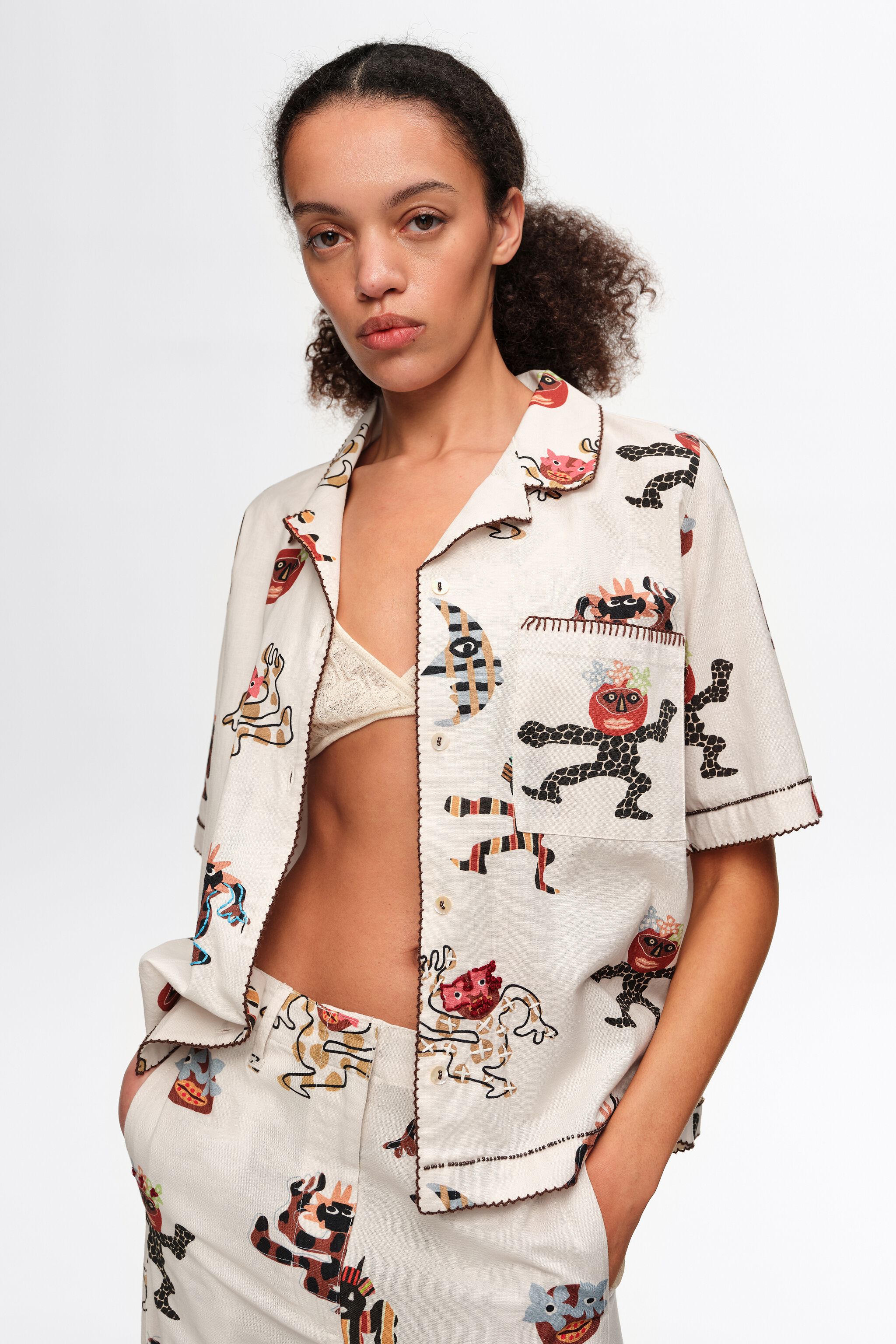 Camisa recta de samba con puntadas decorativas