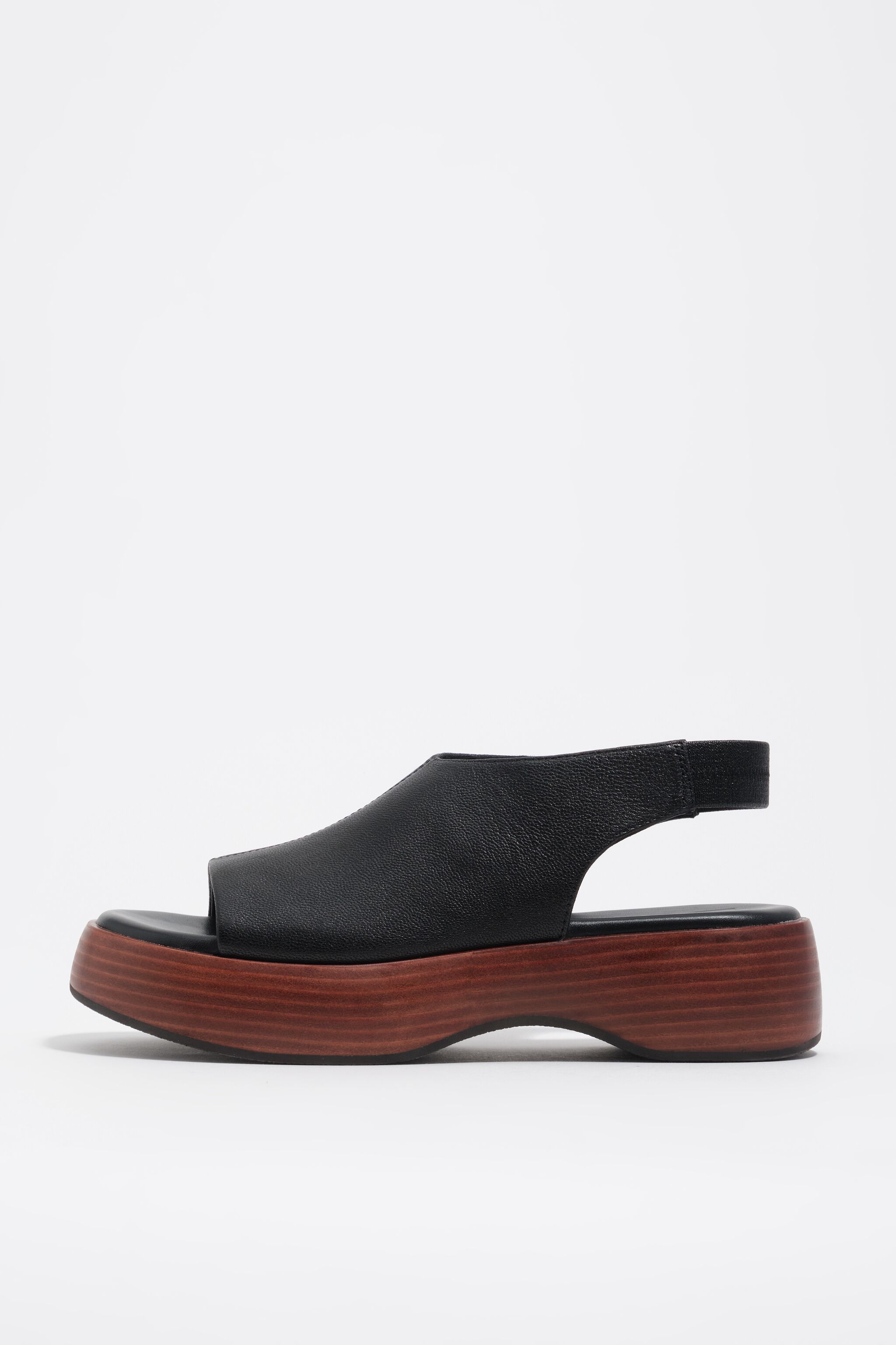 Sandal de cuero negro con plataforma y punta cerrada