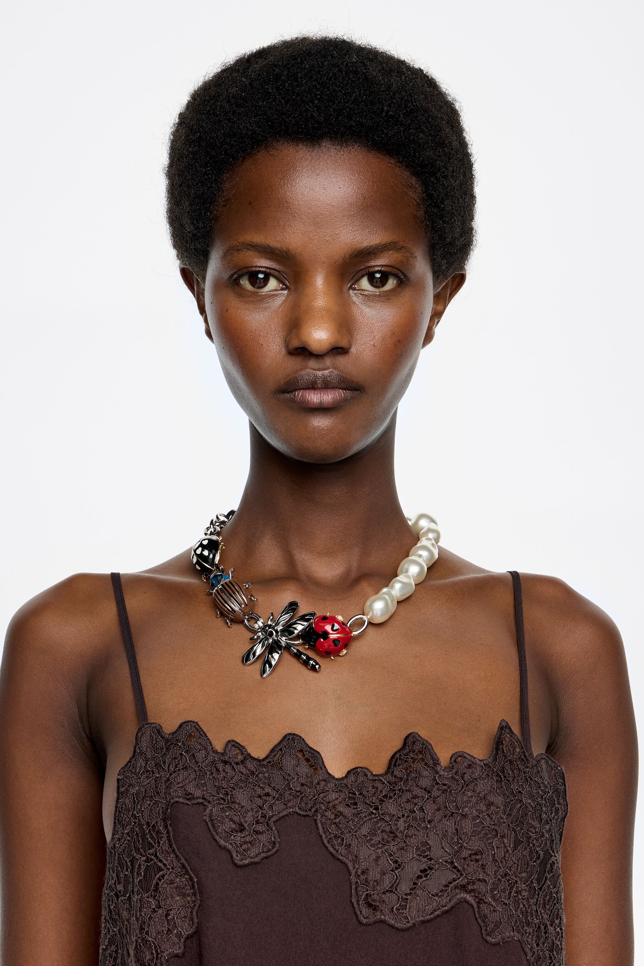 Collar de cadena y perla plateado con escarabajo y libélula