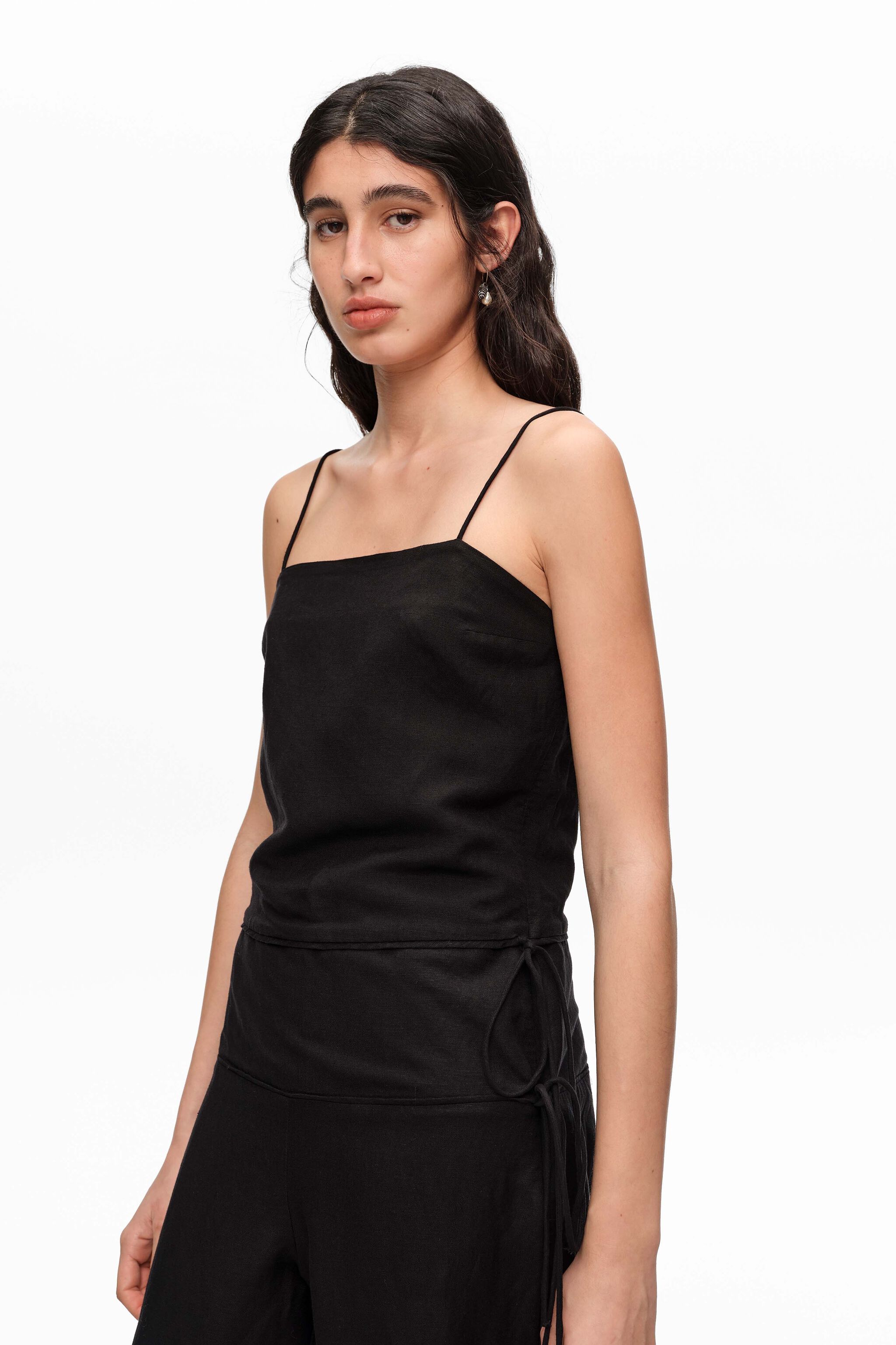 Mono de lino negro con cintura ajustable y piedras