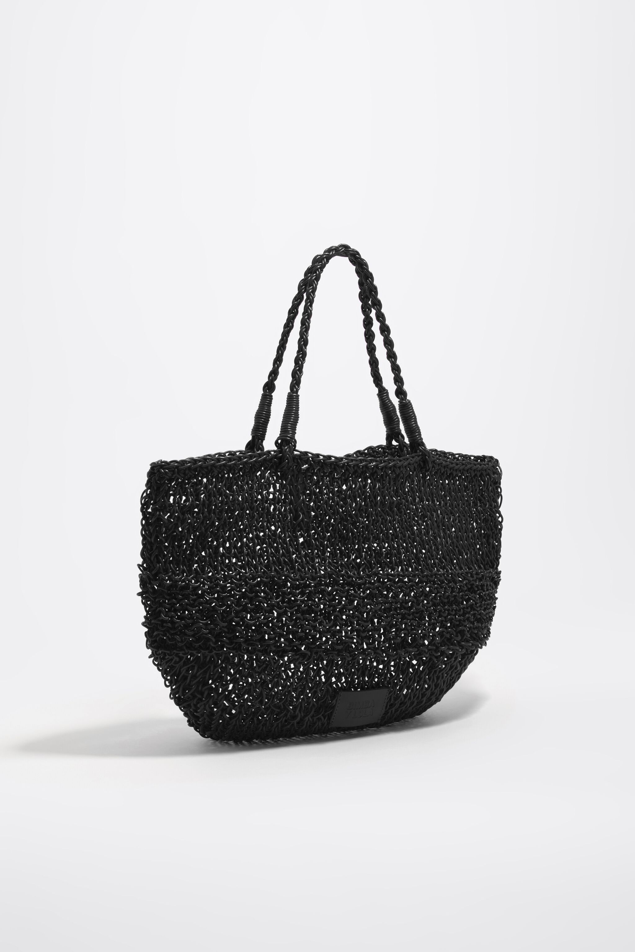Bolso de hombro de cuero trenzado negro mediano