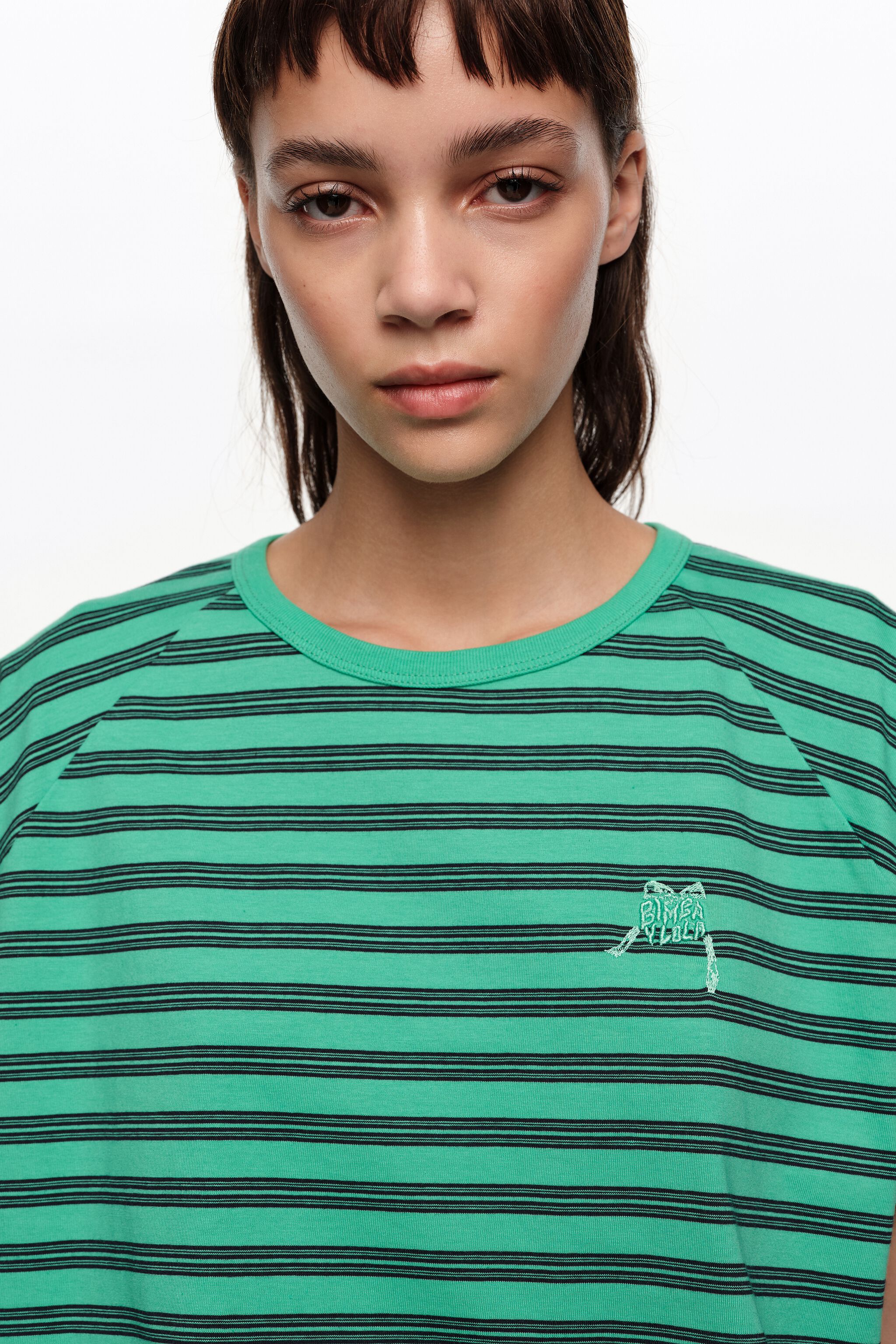 Camiseta corta con rayas verdes y logotipo bordado