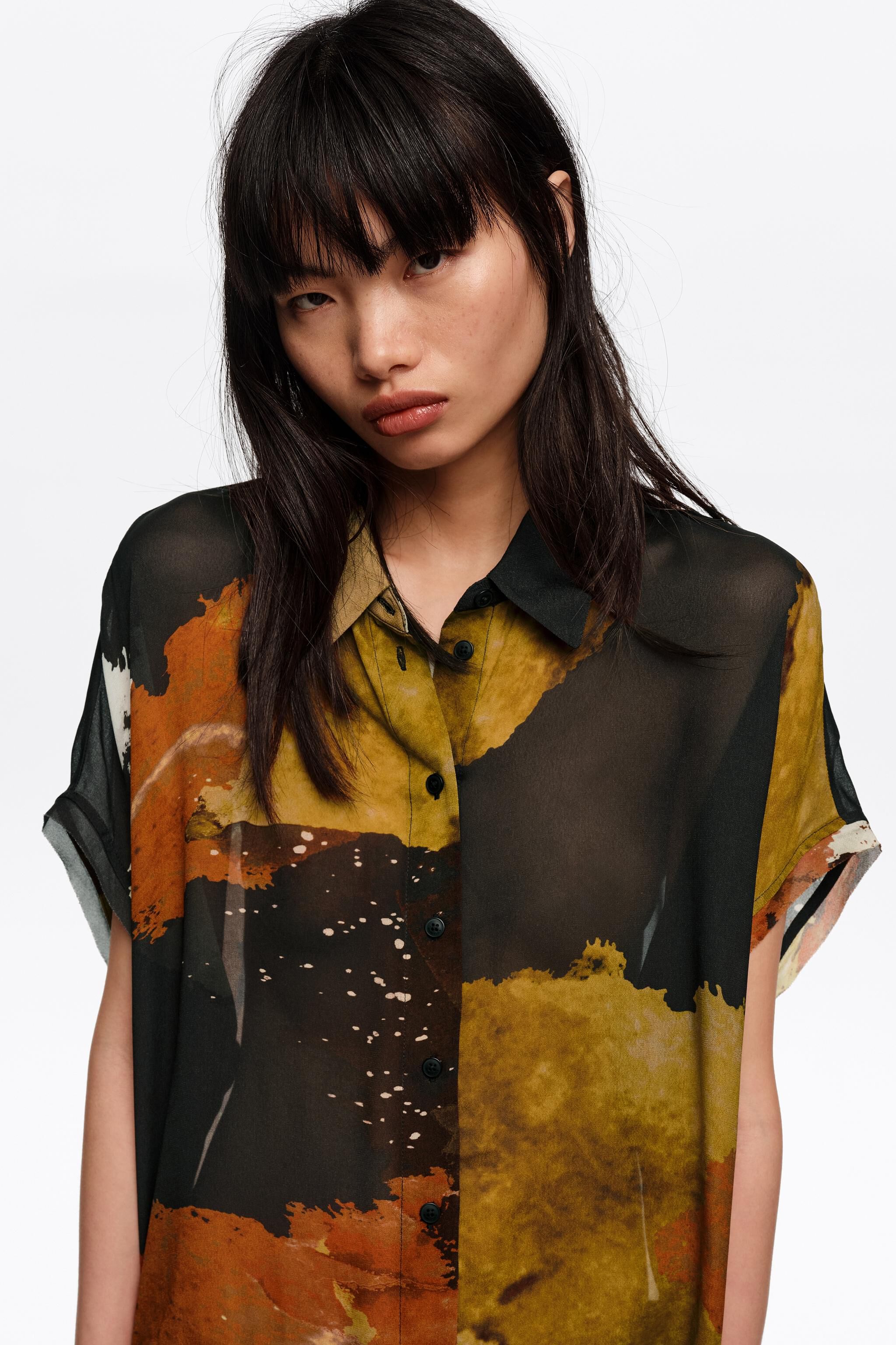 Camisa negra con mangas fluidas
