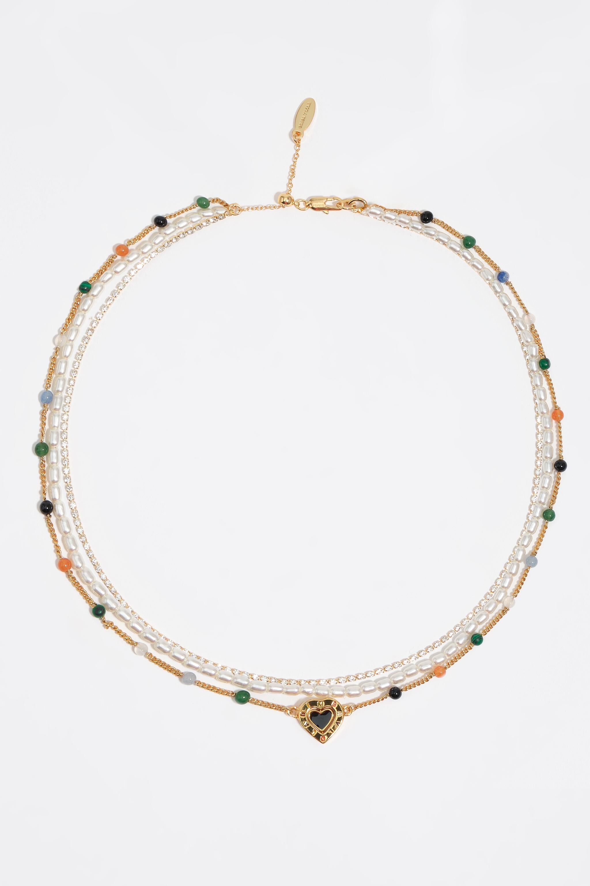 Collar con piedras triples con logotipo de corazón