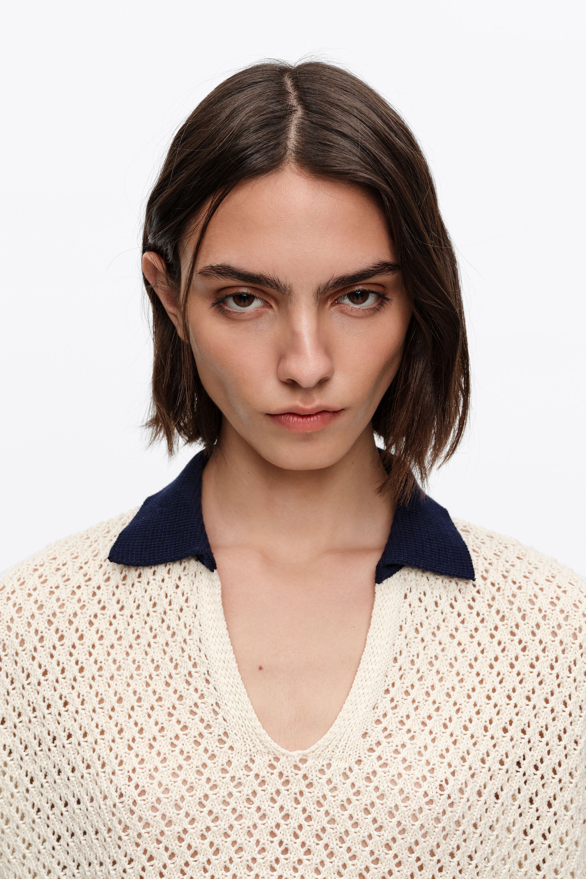 Sweater de punto abierto de algodón en color marfil