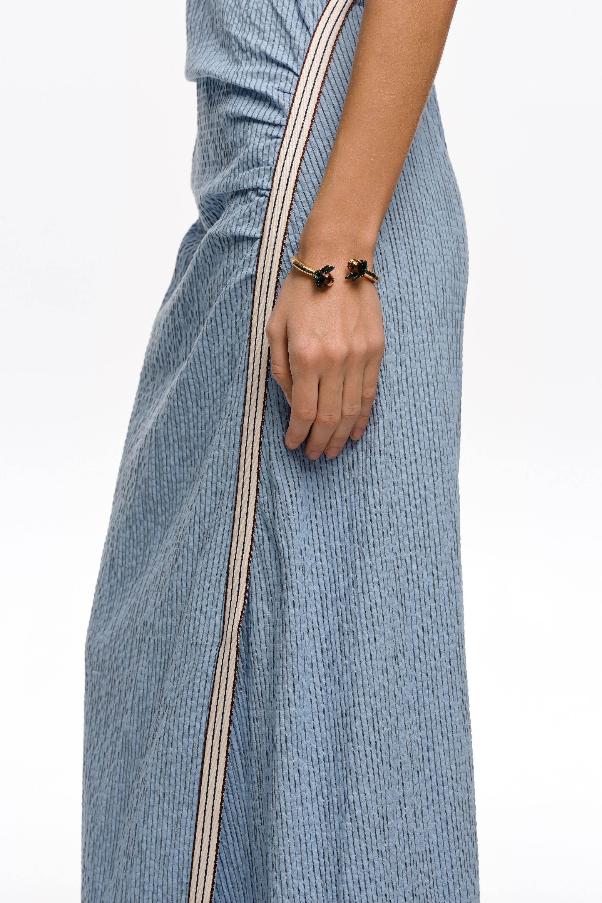 Pulsera marrón de mono con cierre cruzado