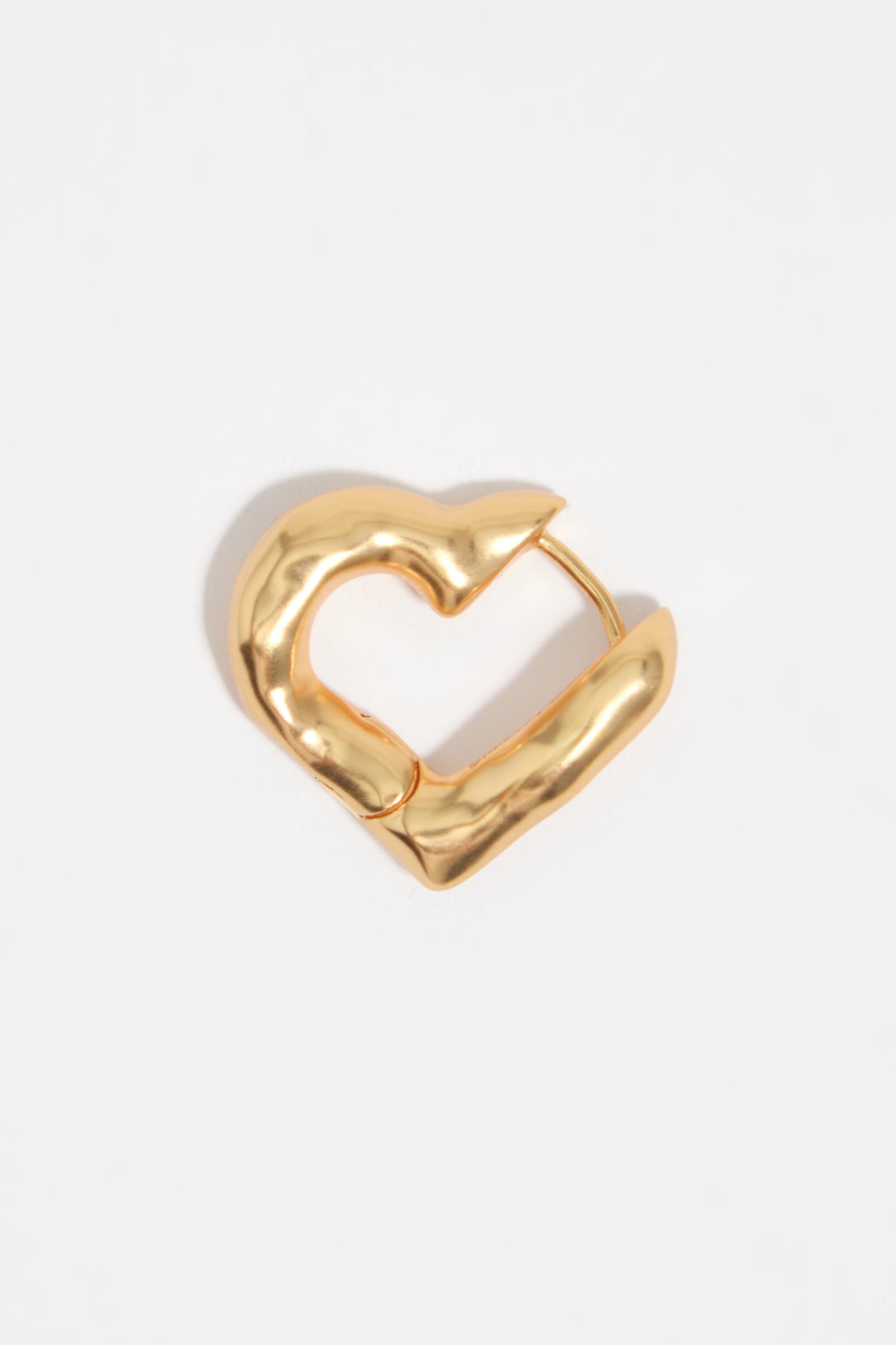 Aretes de aro con forma de corazón mate texturizado dorado