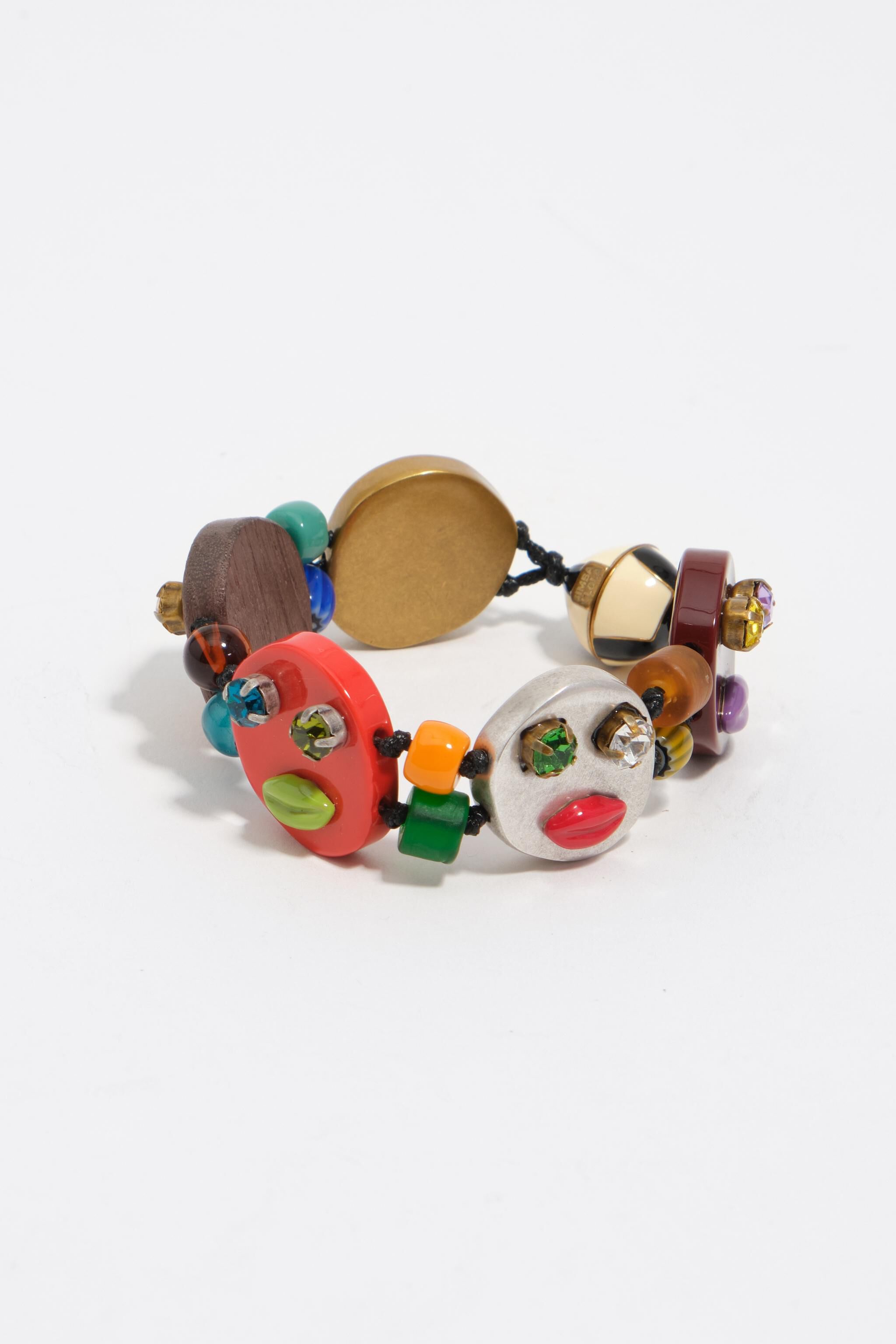 Máscaras multicolor y pulsera de cristal