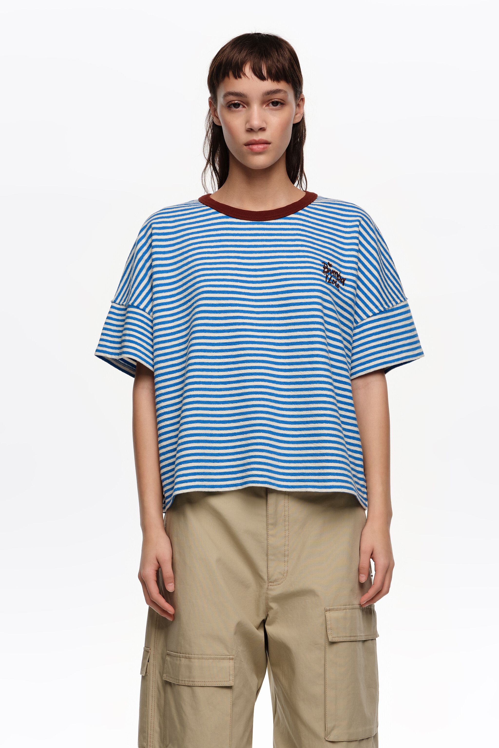 Camiseta con ribete de contraste a rayas azules