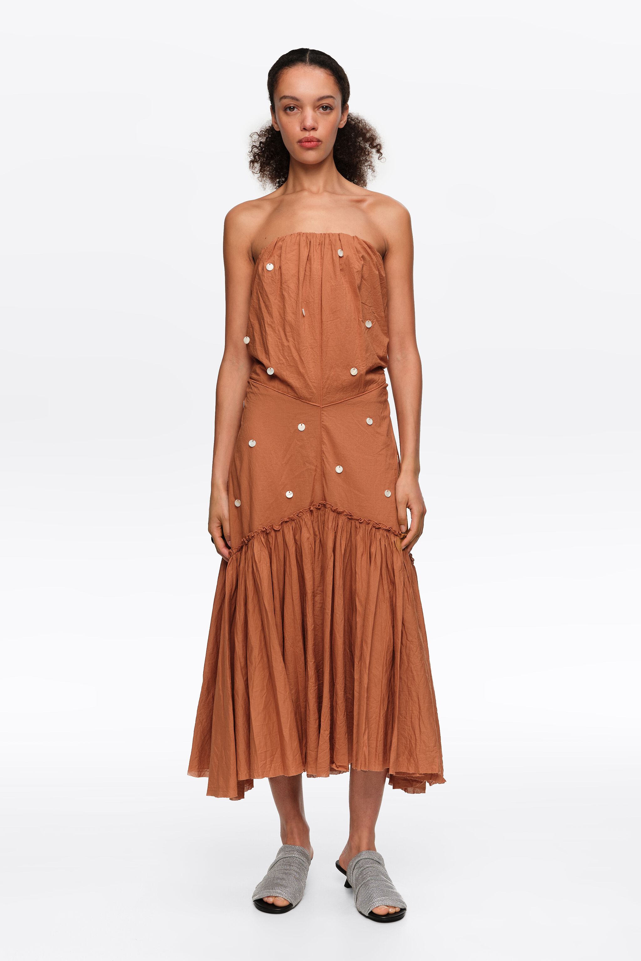 Vestido sin tirantes con volantes tipo turrón