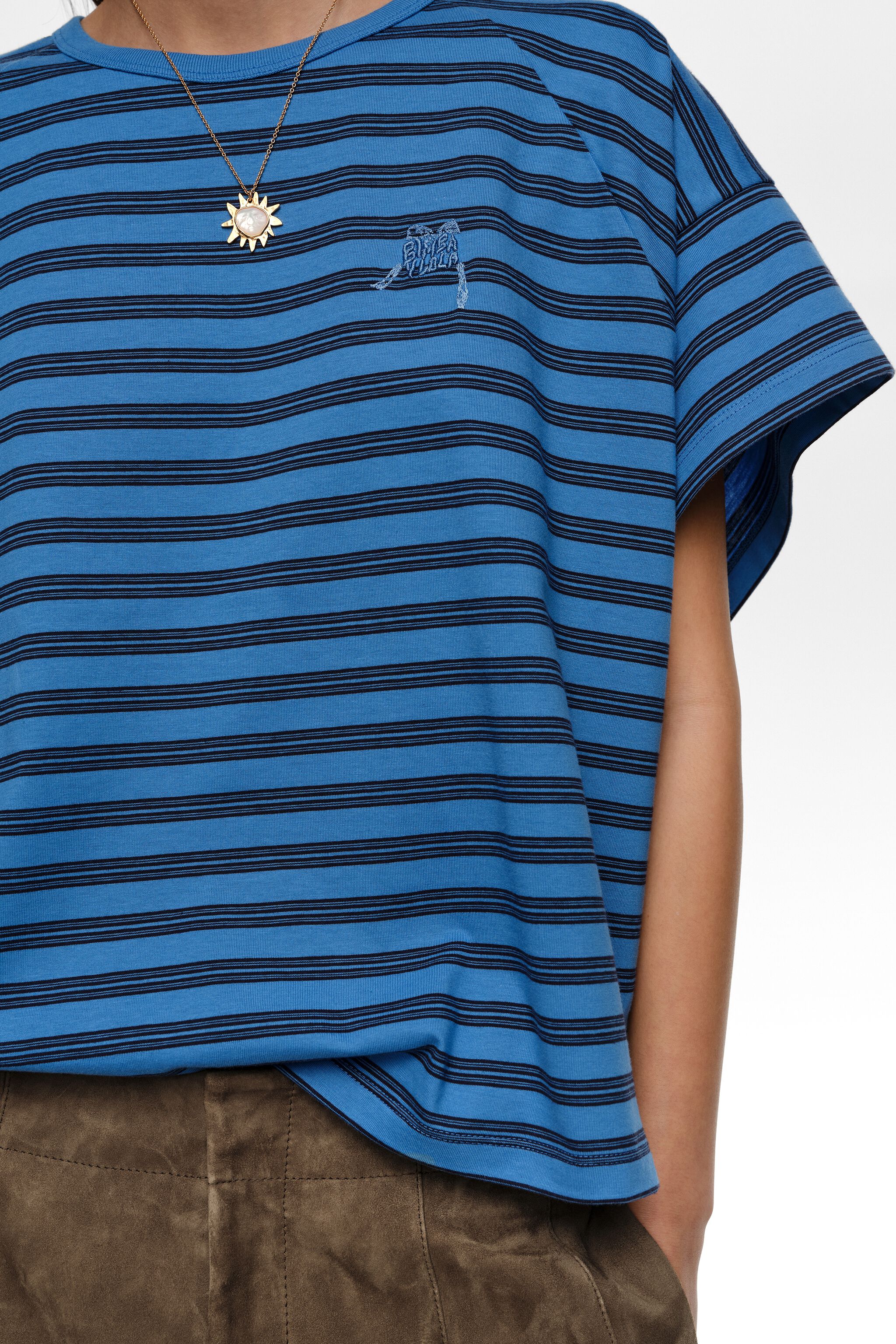 Camiseta corta con rayas azules y logotipo bordado
