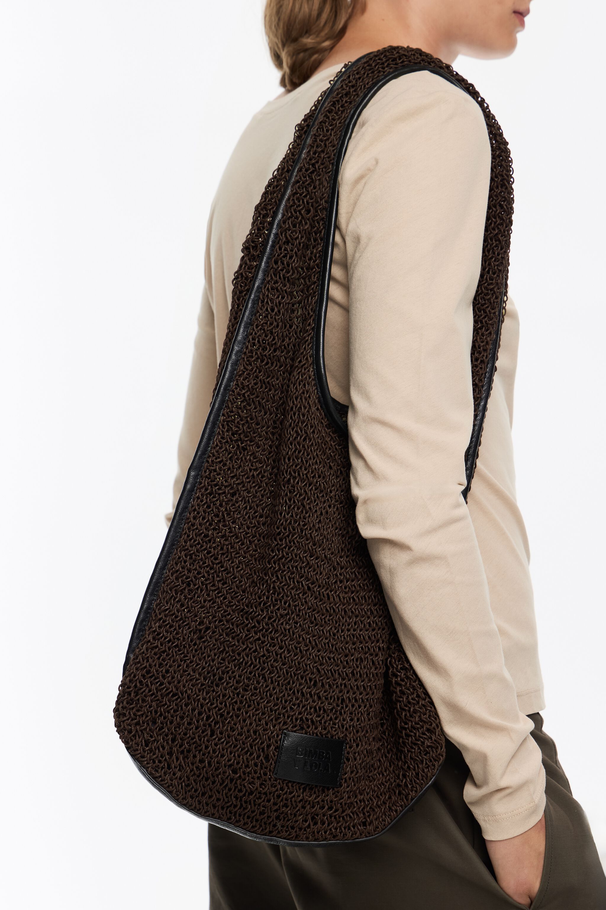 Bolso de hombro de papel trenzado de chocolate