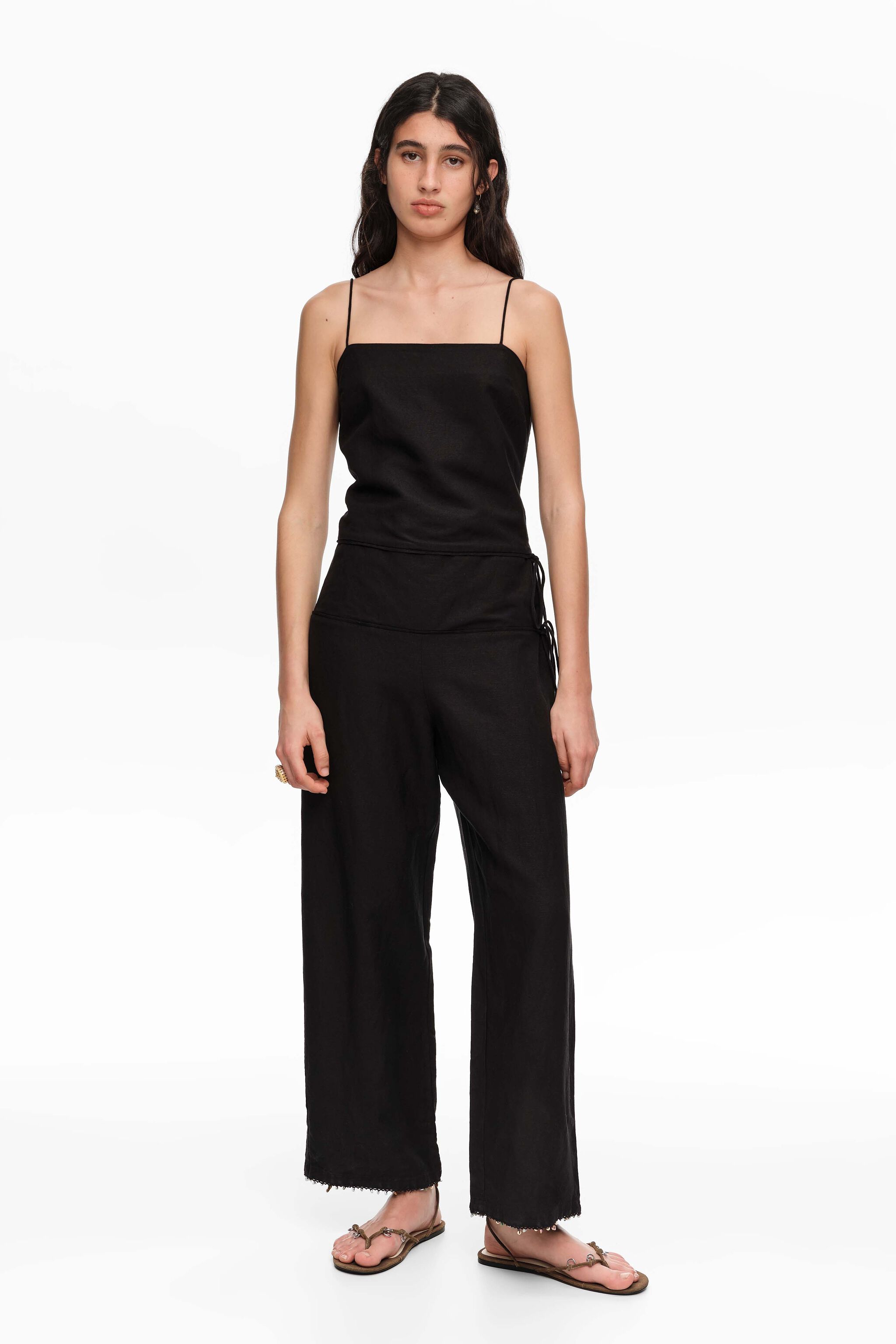 Mono de lino negro con cintura ajustable y piedras