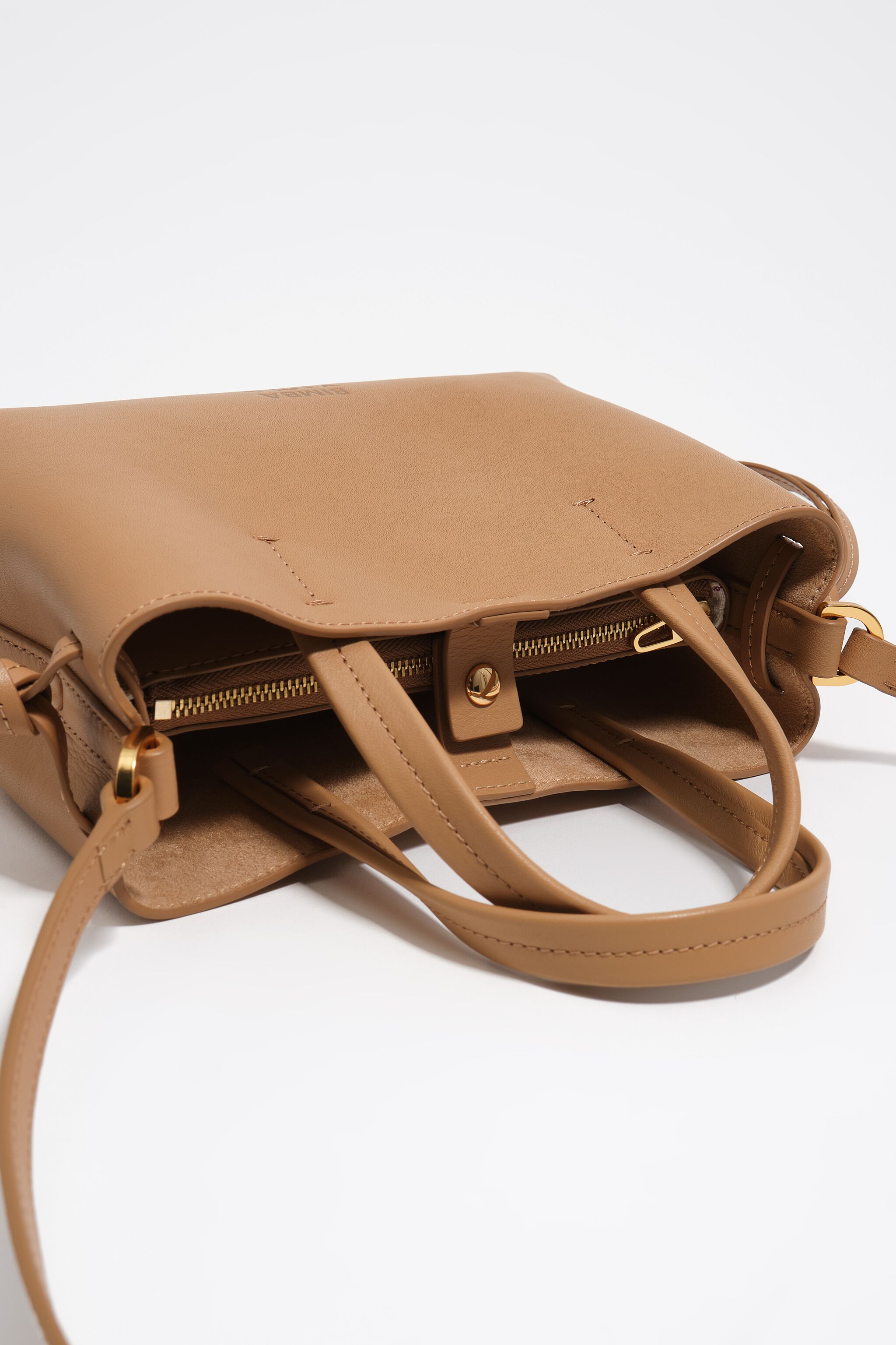 Bolso mini de cuero con forma de chihuahua de avellana