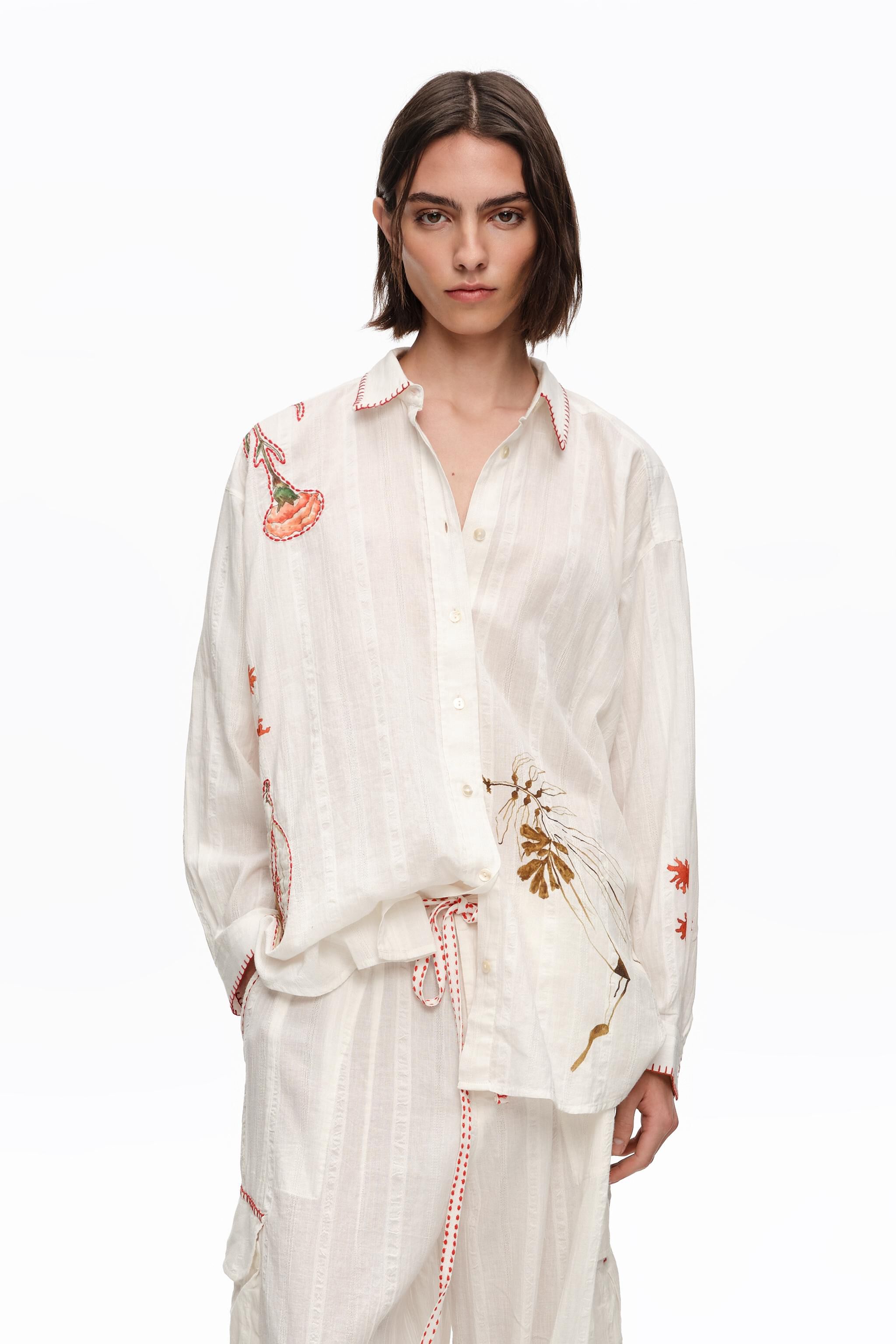 Camisa de algodón ivory con puntadas y estampados