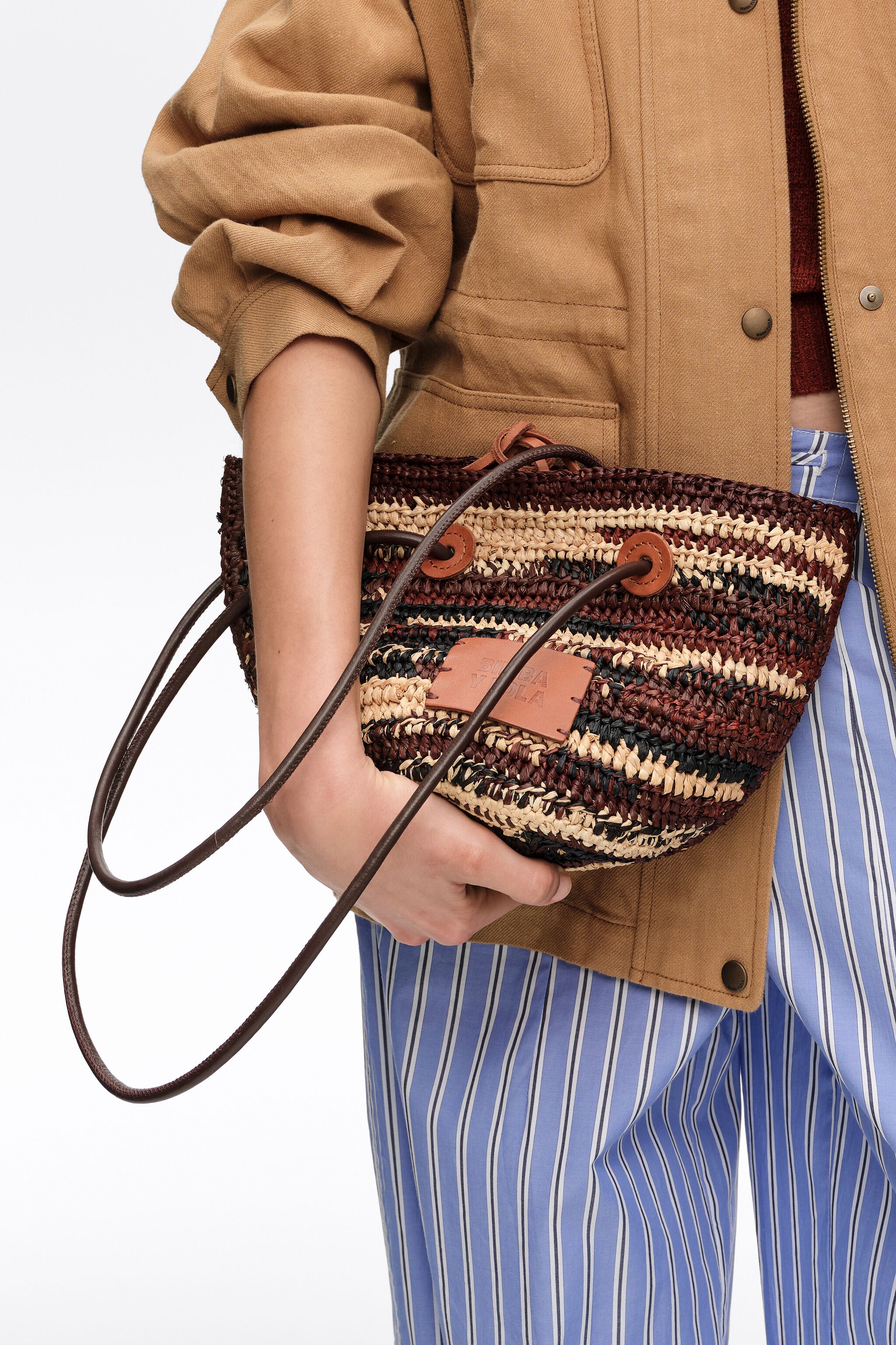 Bolso de cesta pequeño marrón oscuro de rafia