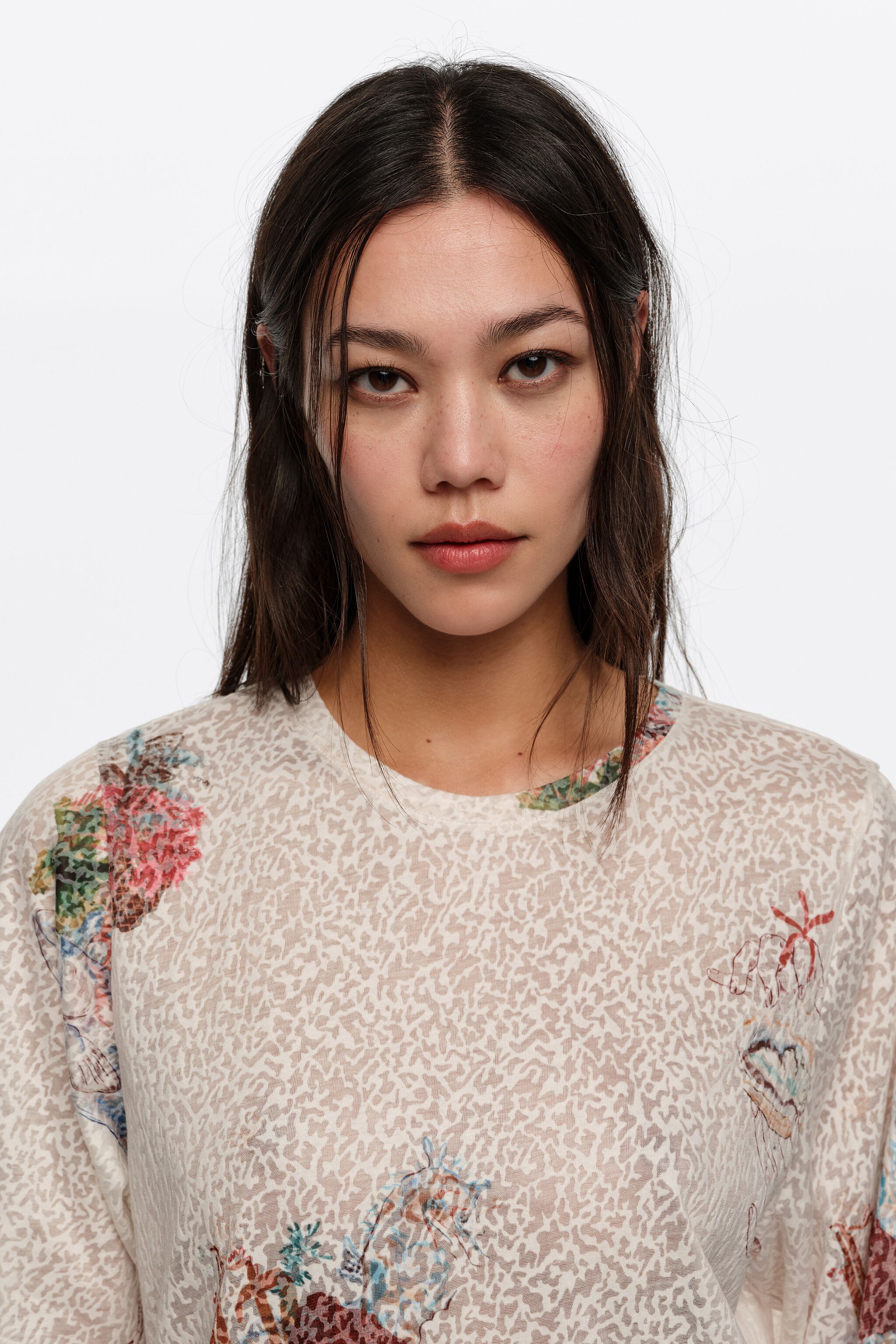 Camiseta recta de color marfil con efecto devoré