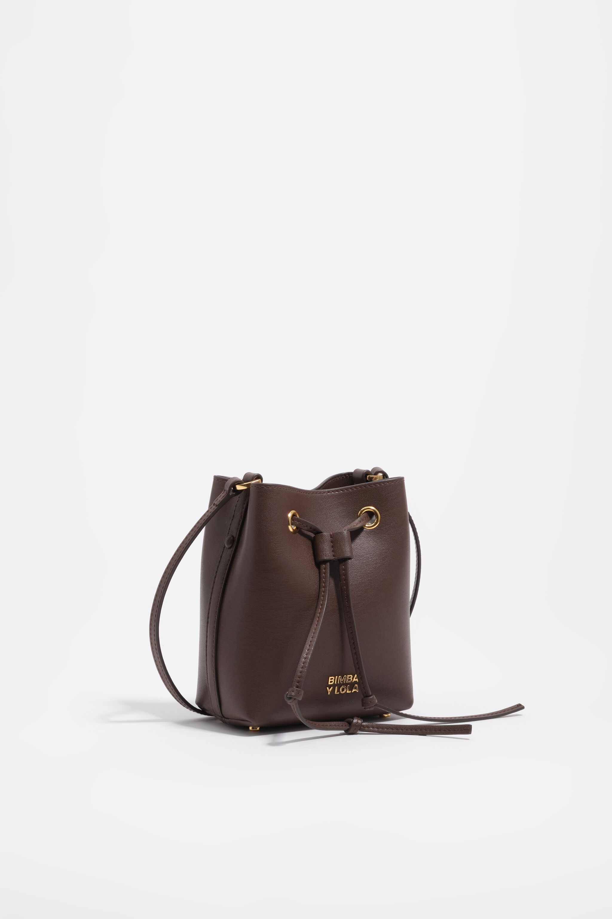 Bolso bucket mini de cuero con forma de chihuahua de chocolate