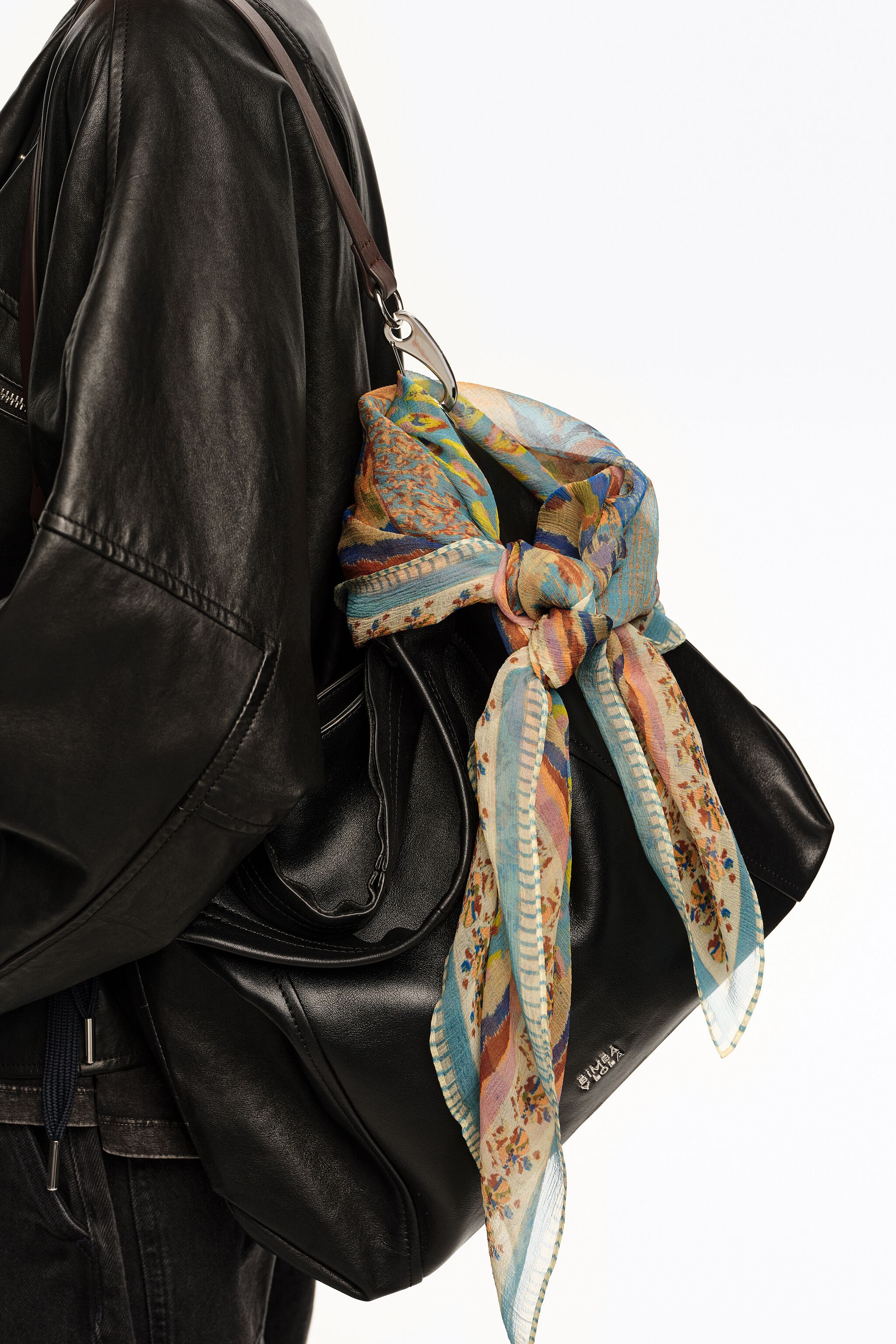 Pashmina azul con estampado floral y rayas ikat