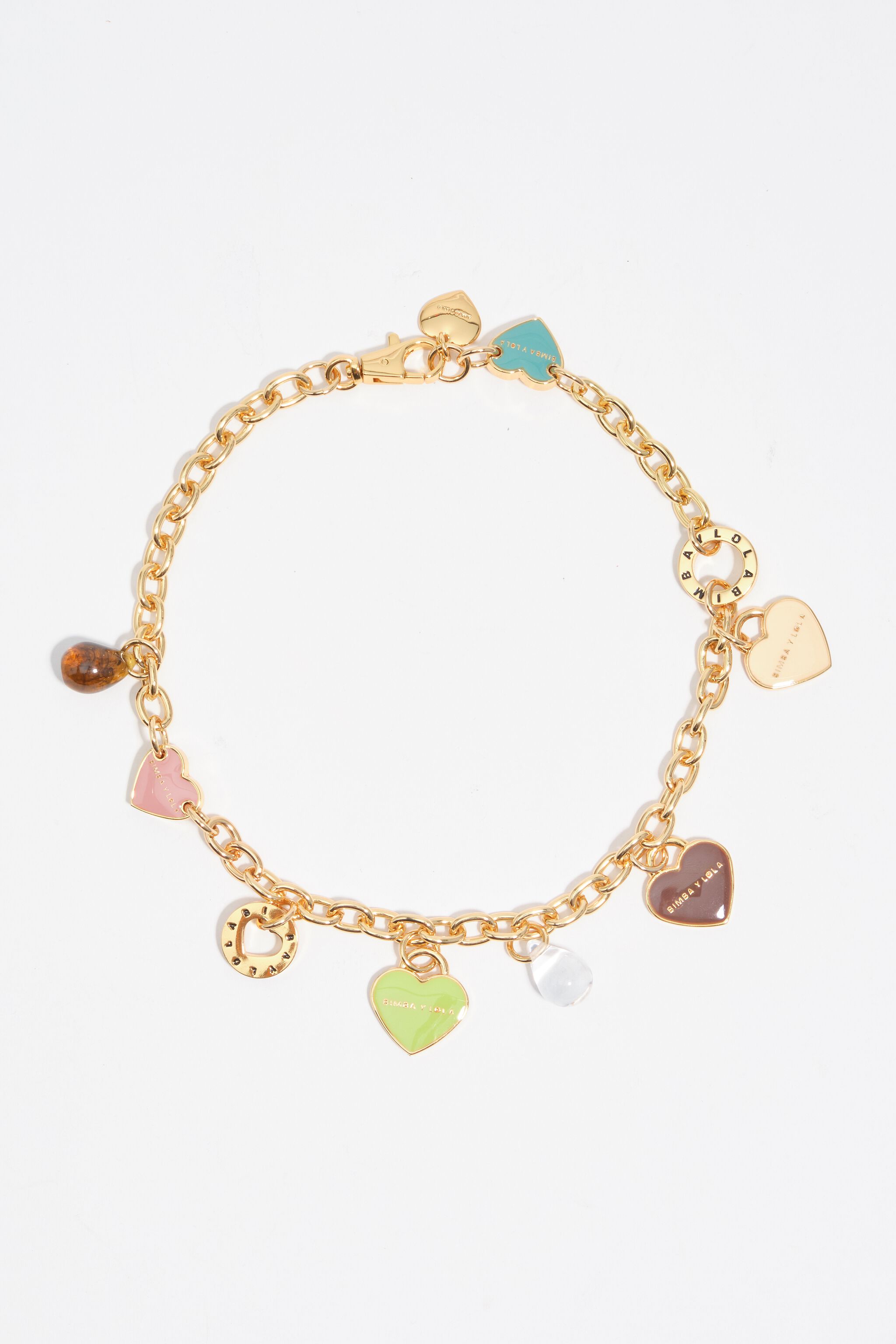 Collar con cadena con logotipo de corazón dorado