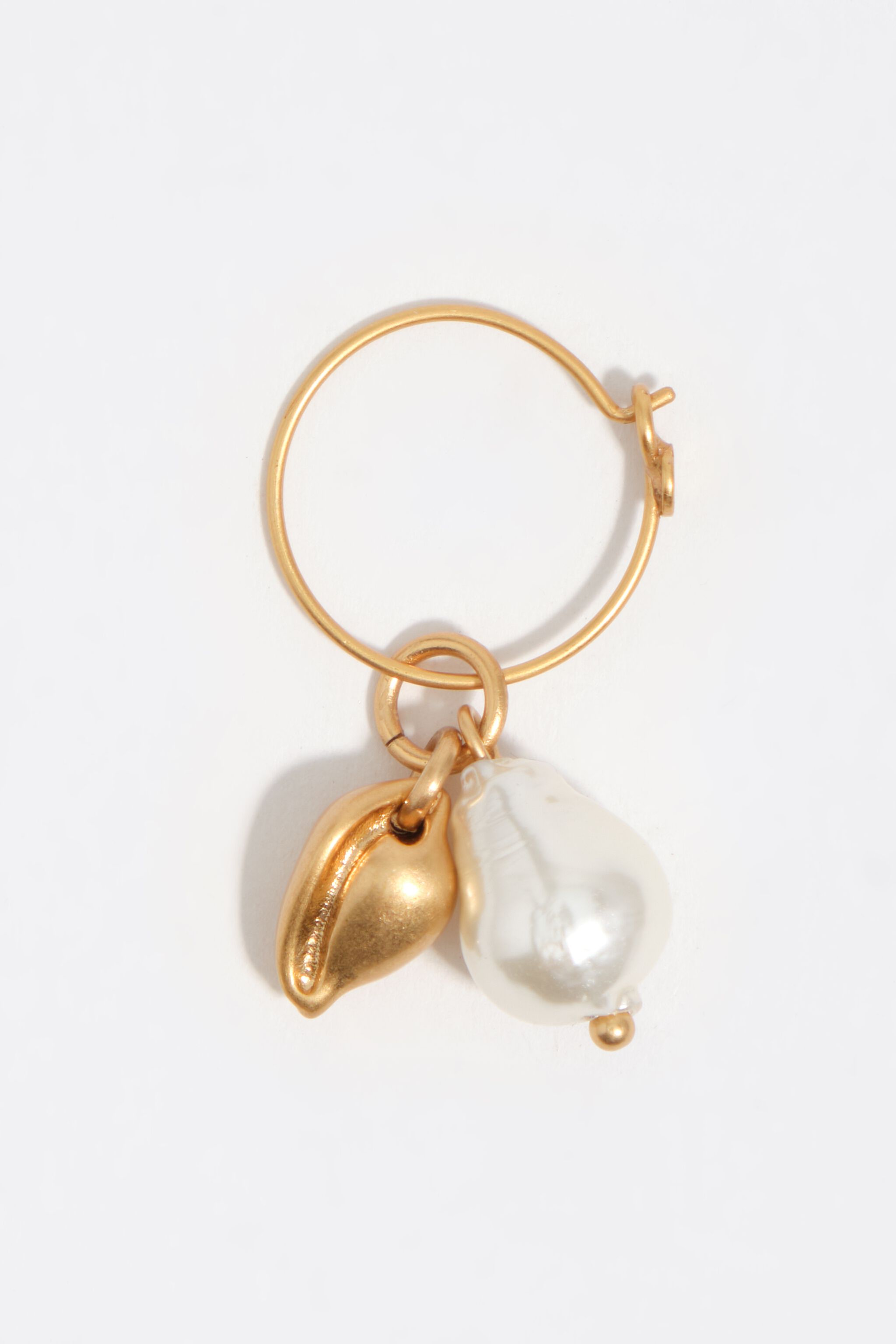 Aros de perlas de oro envejecido y concha marina