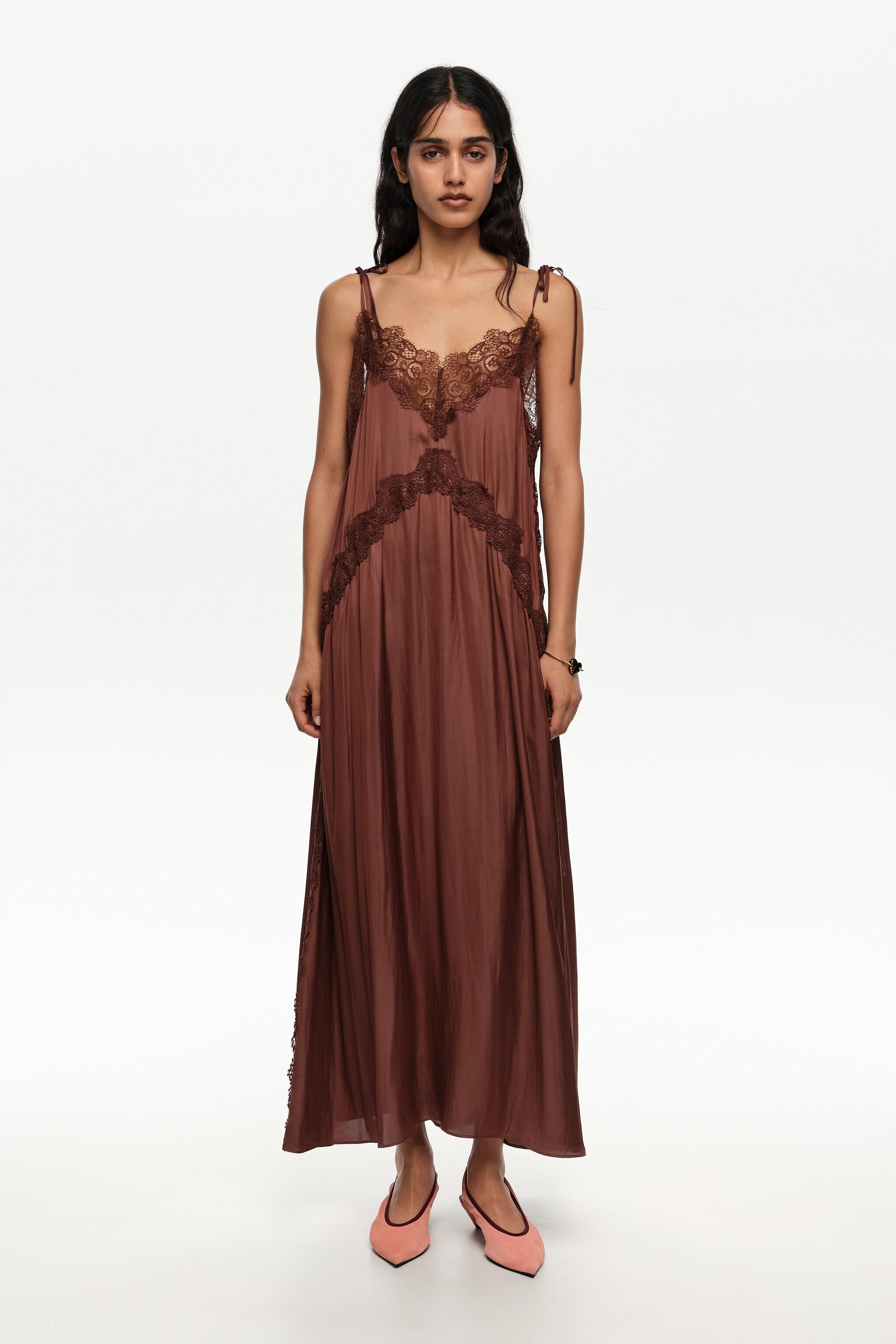 Vestido fluido de encaje marrón