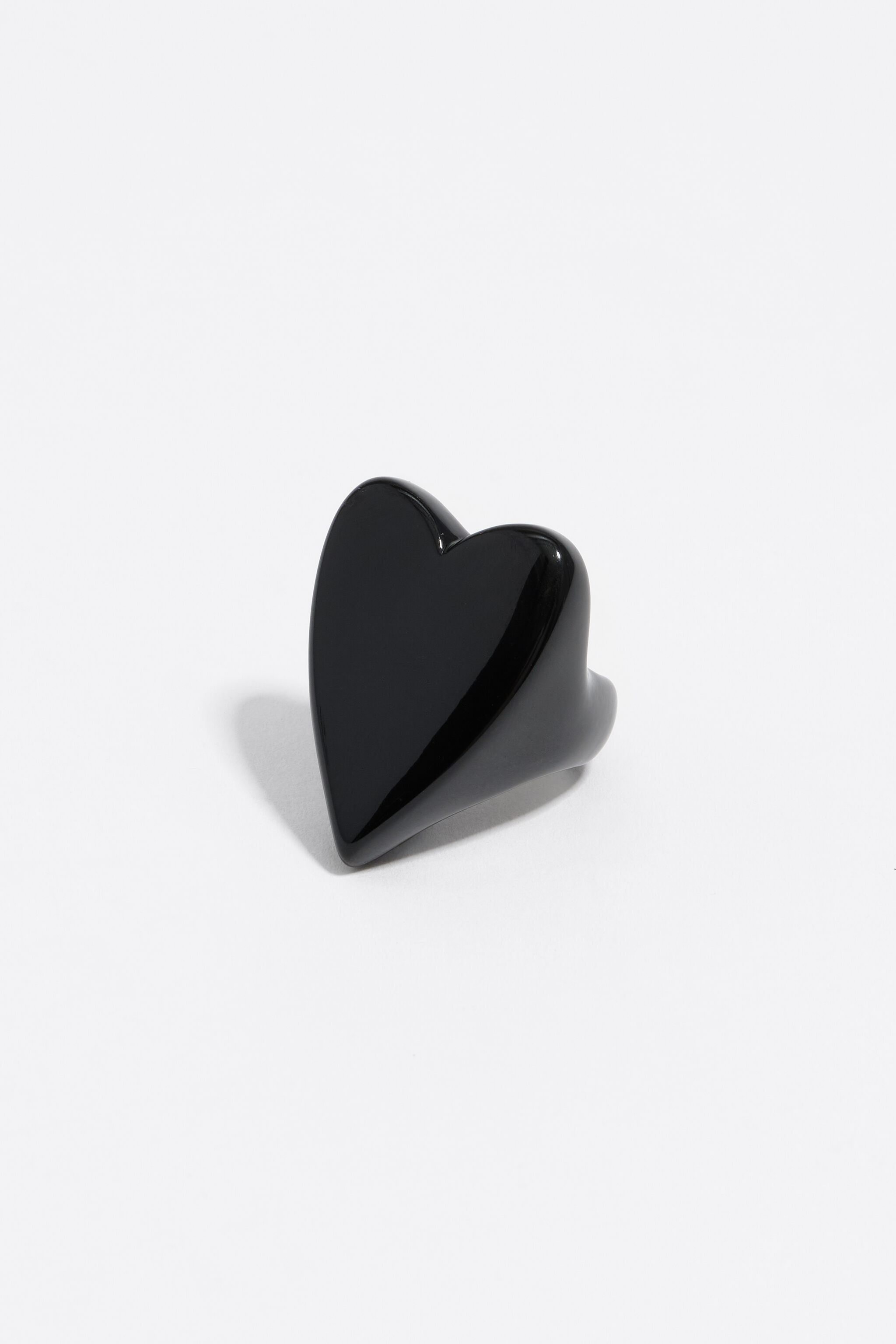 Anillo con forma de corazón negro