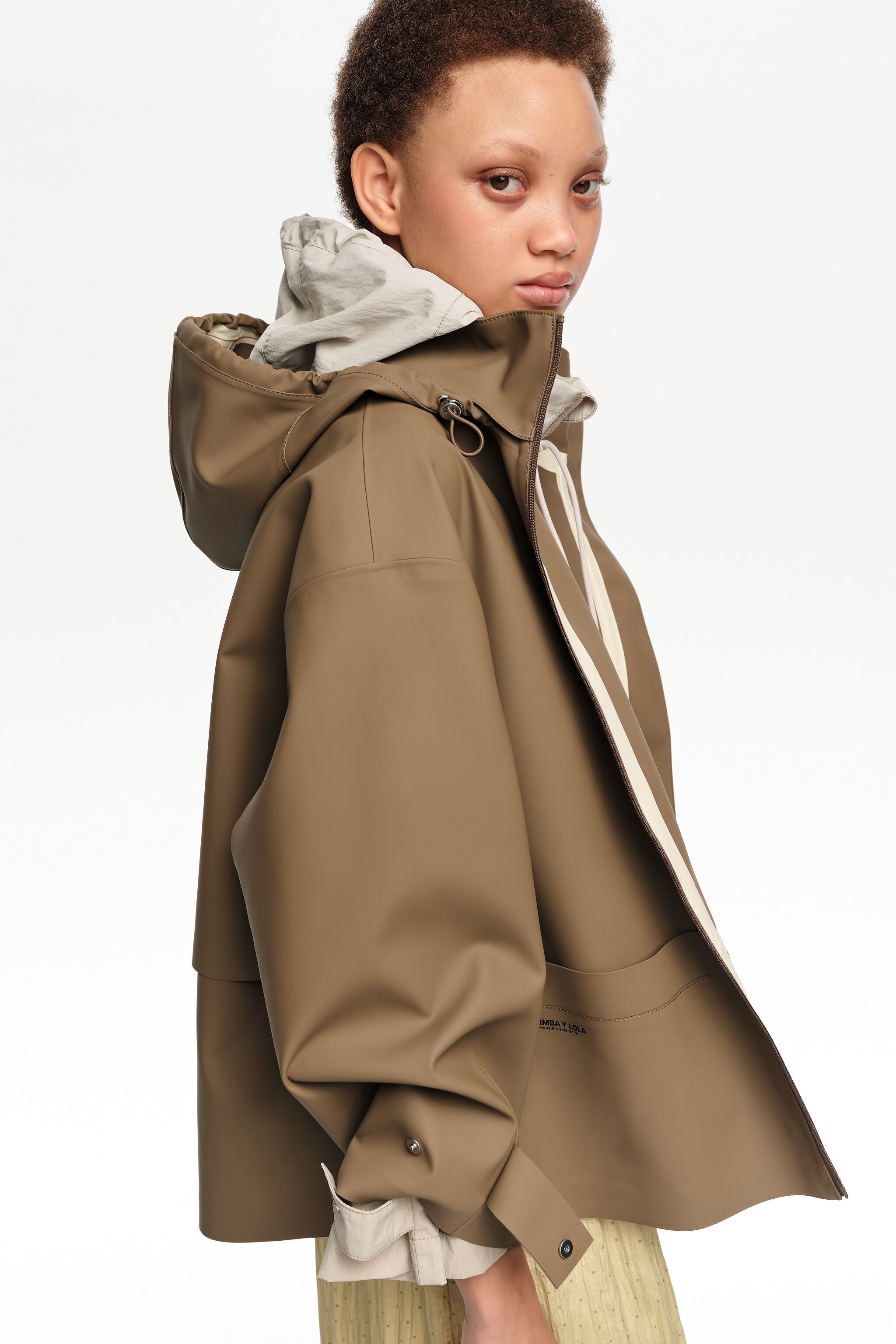 Chubasca A-line de caucho color camel oscuro