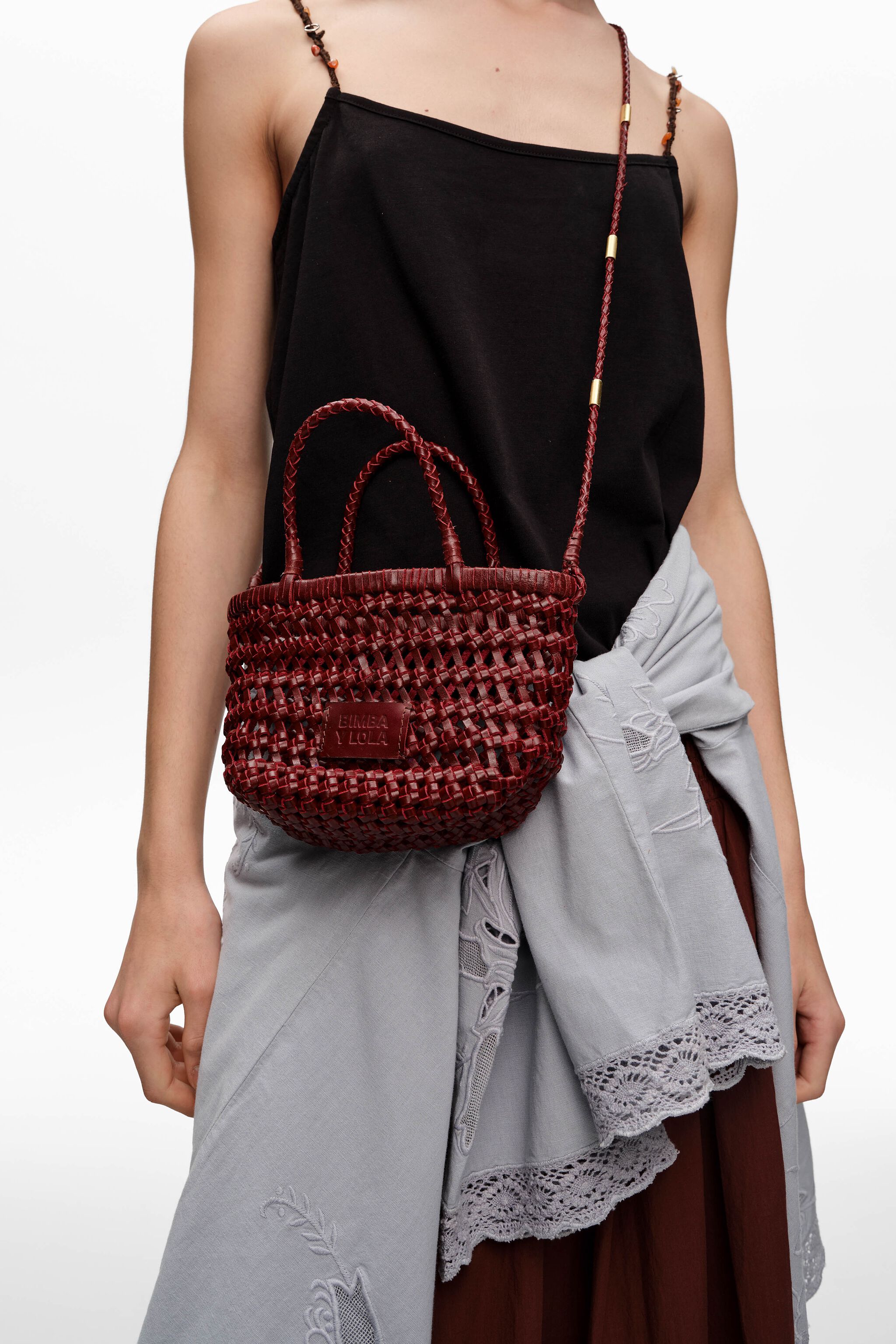 Bolso mini de cuero con trenzado de cereza oscura