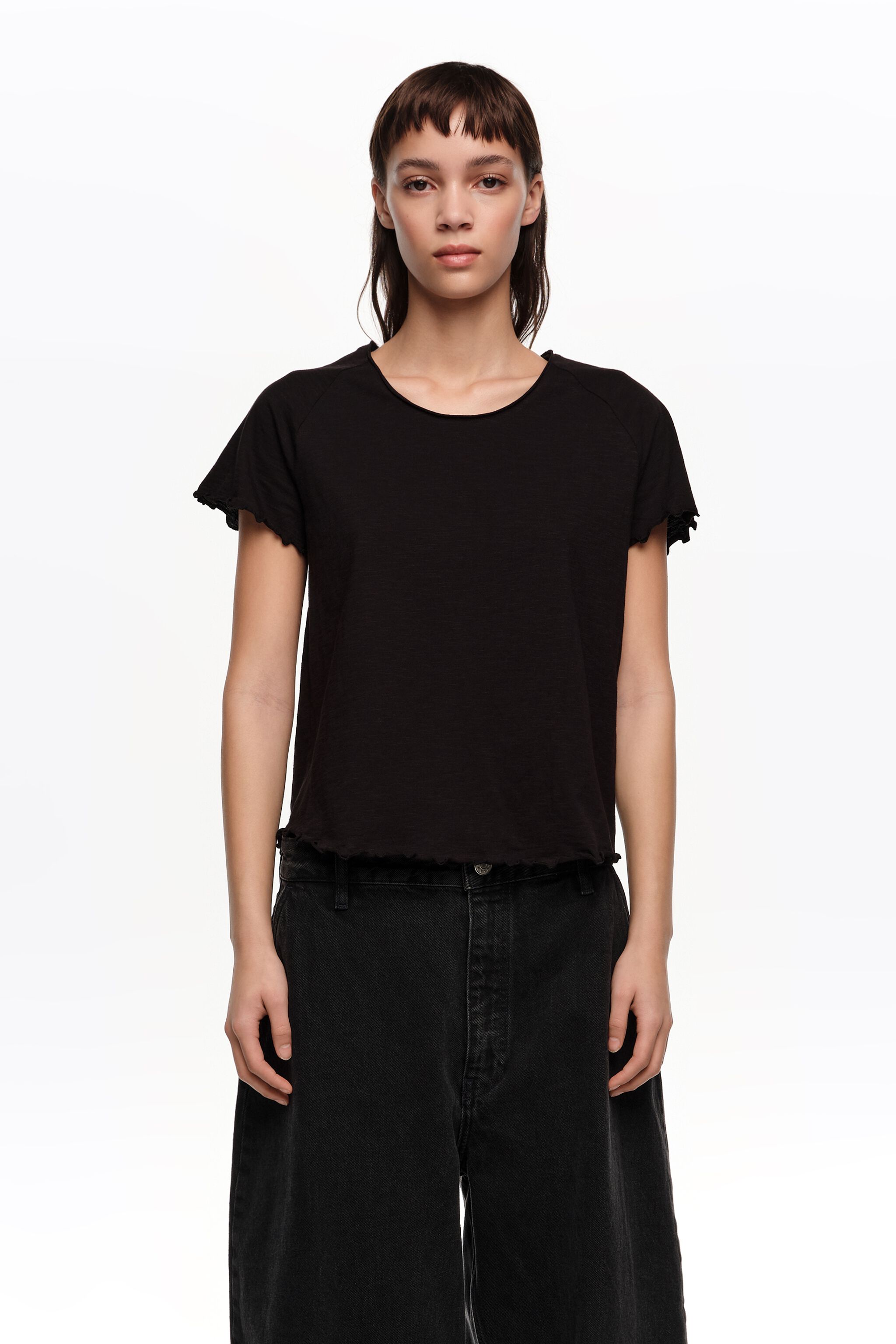 Camiseta negra con mangas raglán ajustada