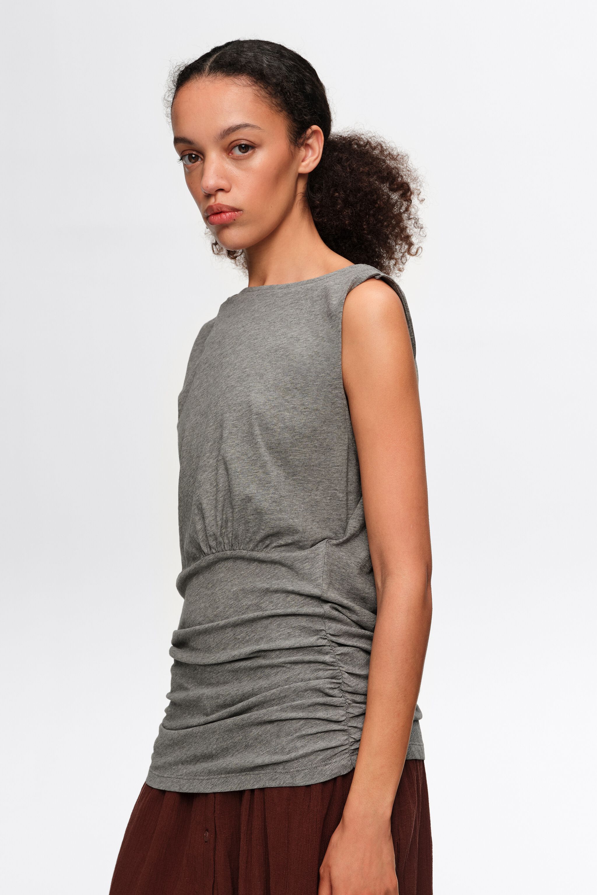 Top ajustado de mezcla gris con elástico y espalda caída