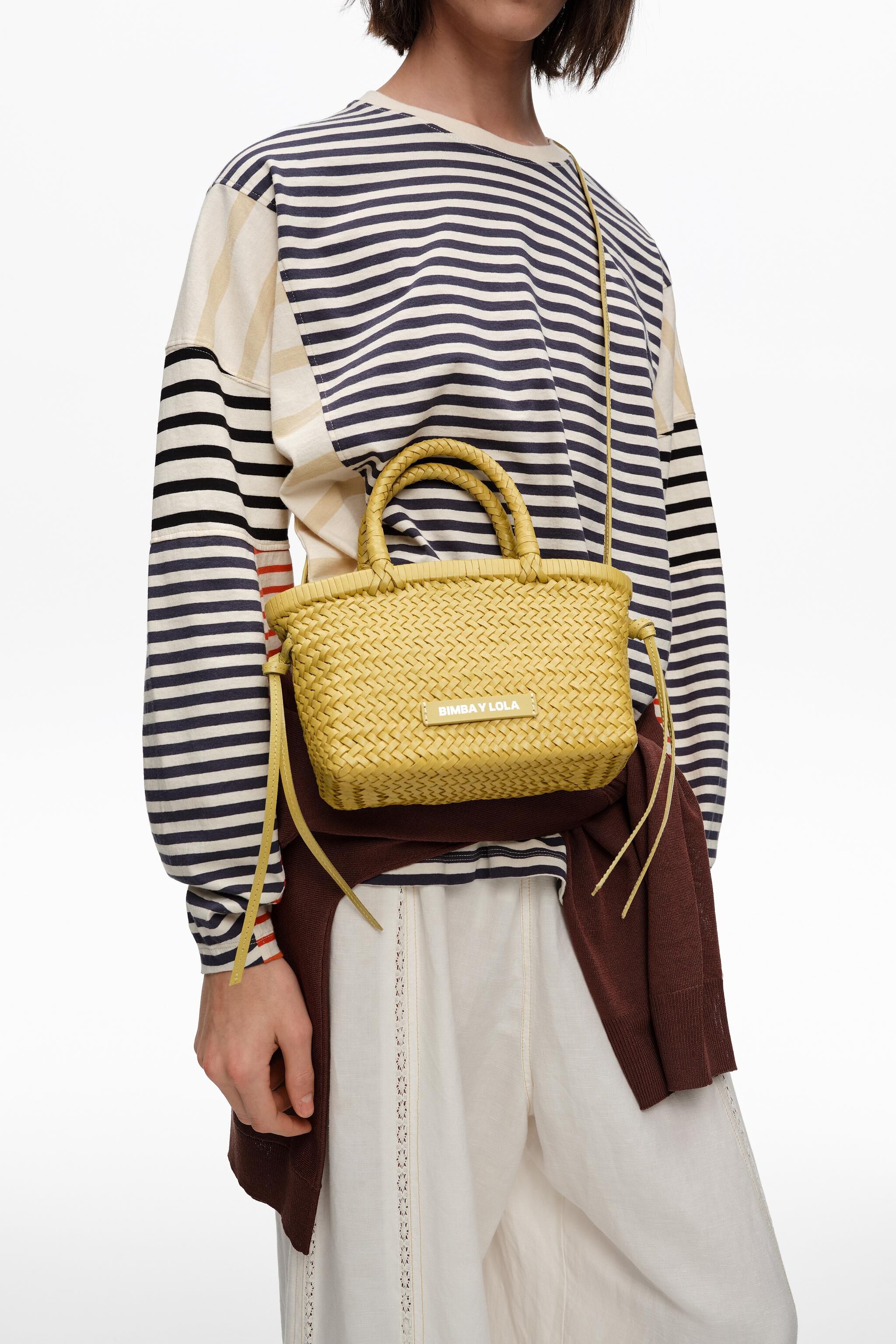 Bolso de cuero amarillo claro entrelazado pequeño