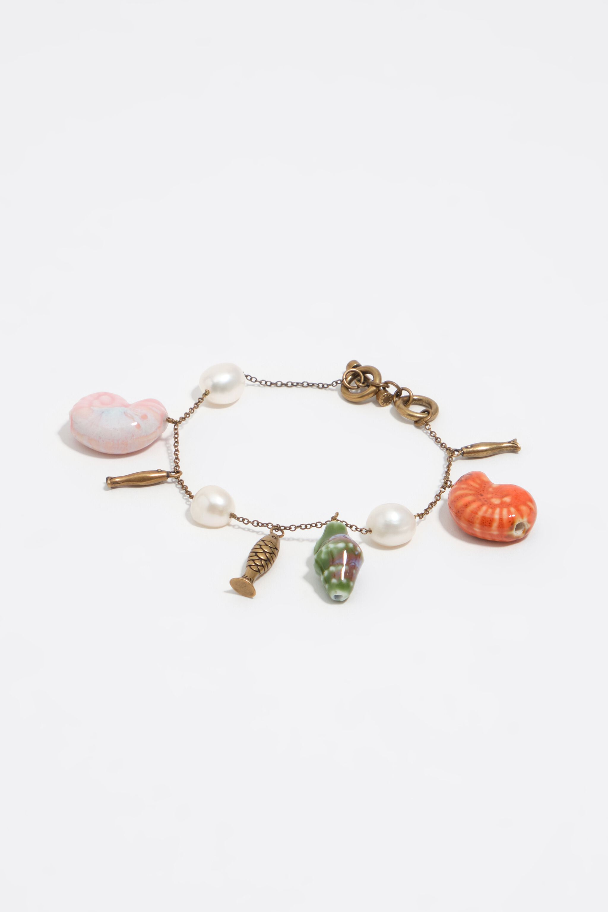 Pulsera de oro envejecido con perlas, conchas y peces