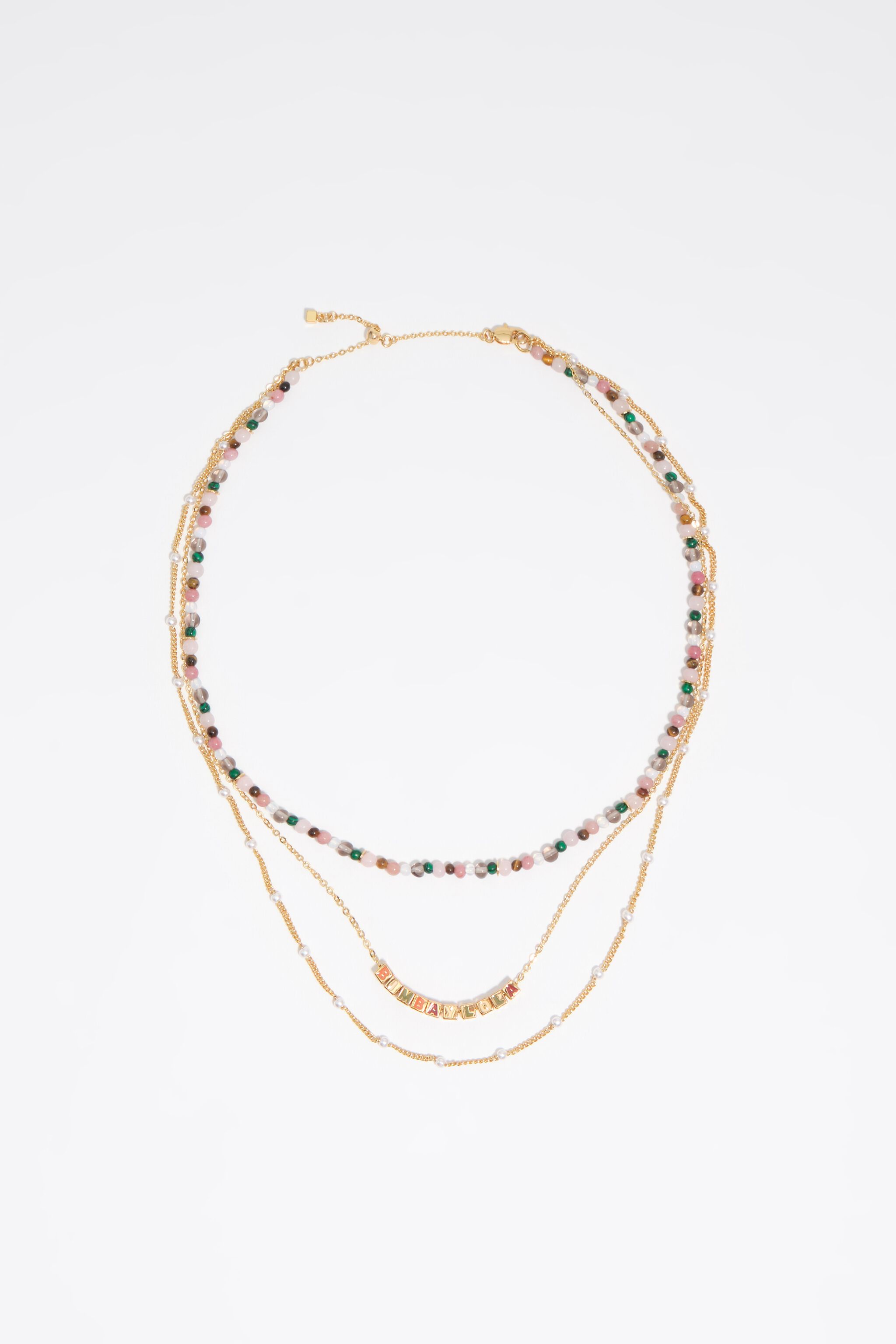 Collar de cadena triple con piedras multicolor y logotipo
