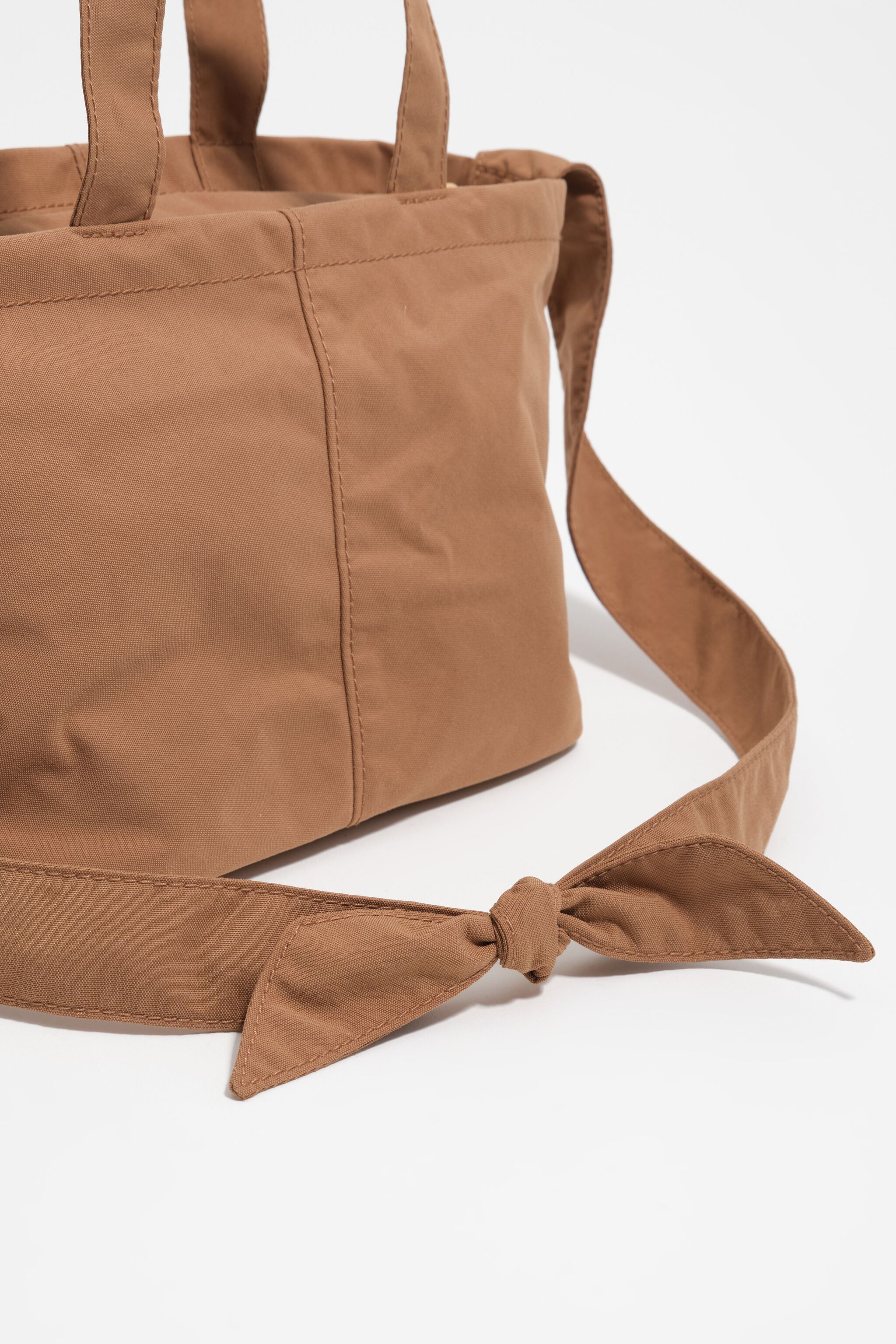 Bolso bandolera de nailon canela